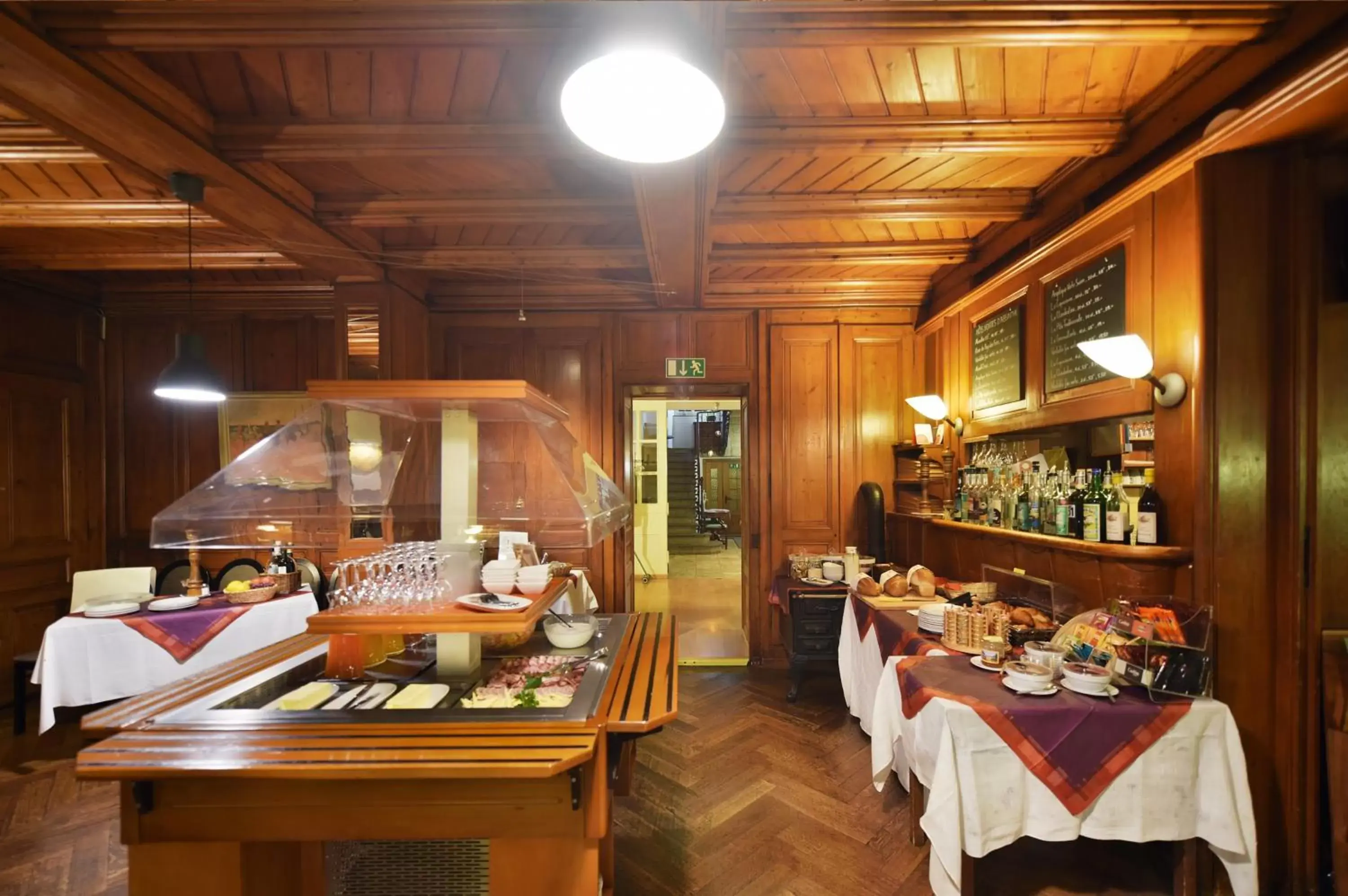 Buffet breakfast, Restaurant/Places to Eat in Hôtel de l'Aigle