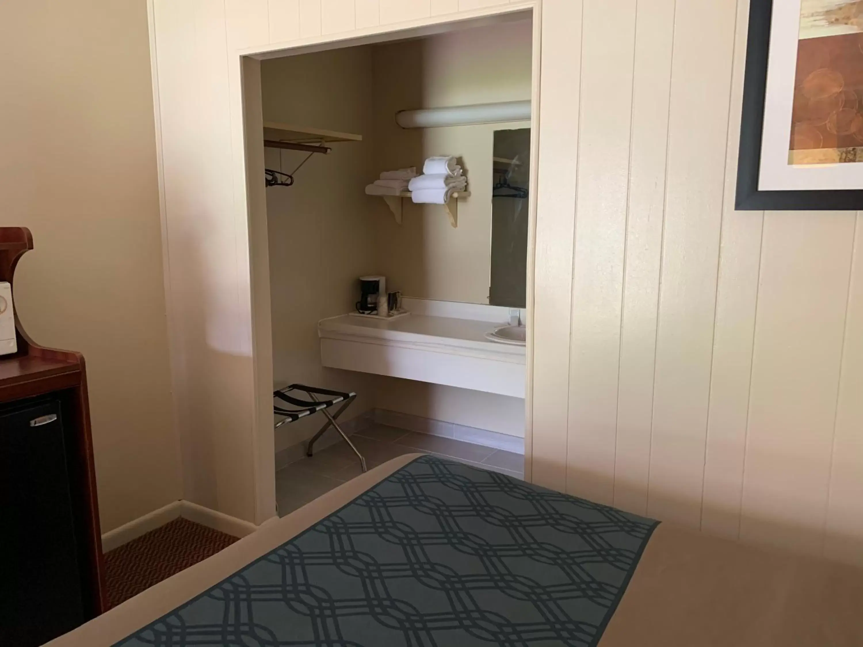 wardrobe, Bathroom in Travelowes Motel - Maggie Valley
