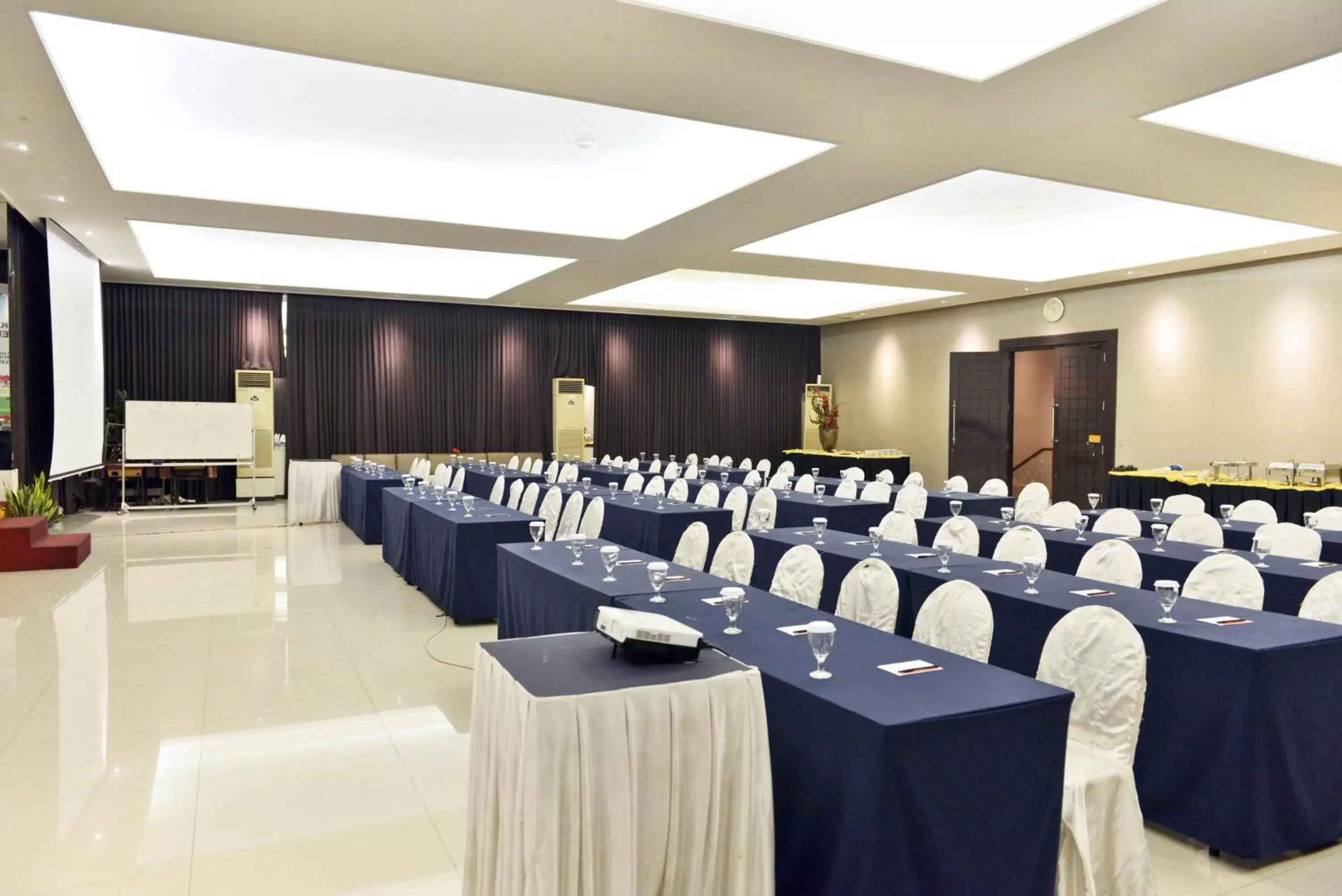 Business facilities, Business Area/Conference Room in Hotel Trio Indah 2