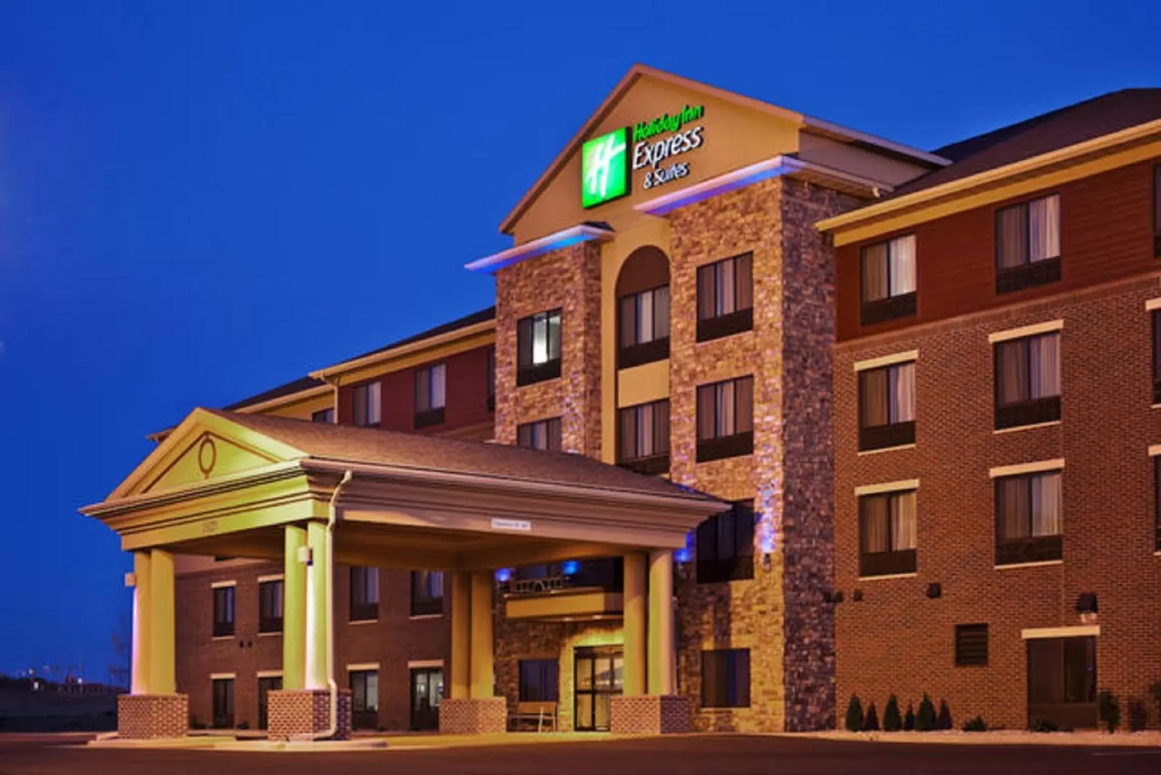 Facade/entrance, Property Building in Holiday Inn Express & Suites Sioux Falls Southwest, an IHG Hotel