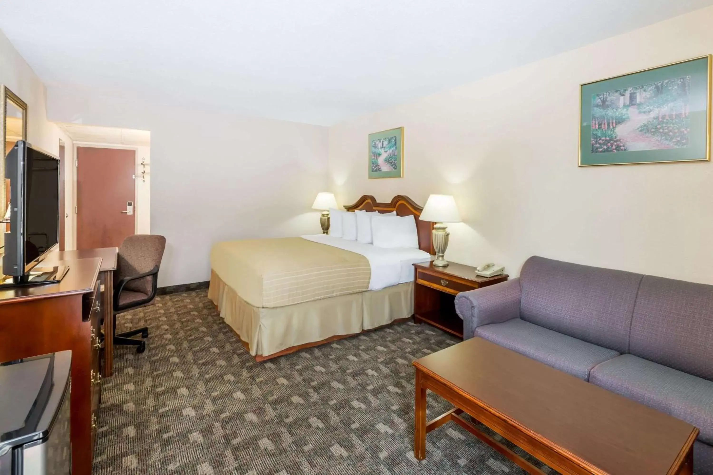 Photo of the whole room, Bed in Days Inn by Wyndham Grand Island I-80