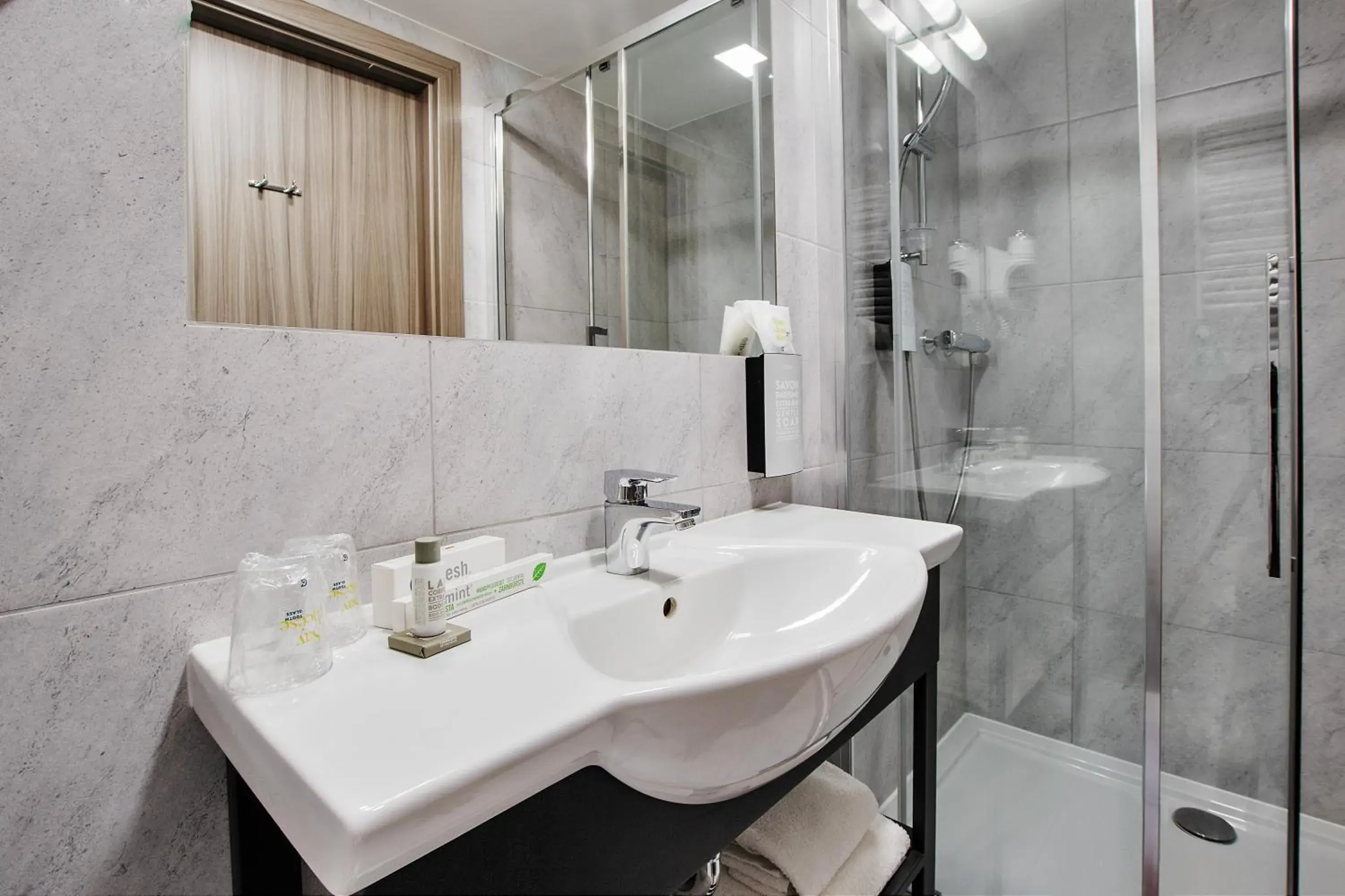 Shower, Bathroom in Golden Tulip Krakow Kazimierz