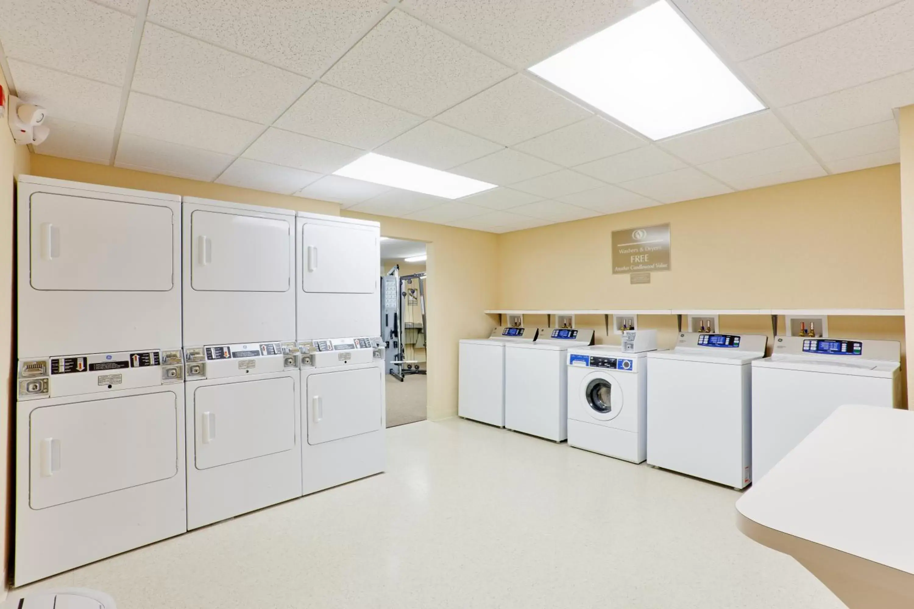 Lobby or reception, Kitchen/Kitchenette in Candlewood Suites Hazleton, an IHG Hotel