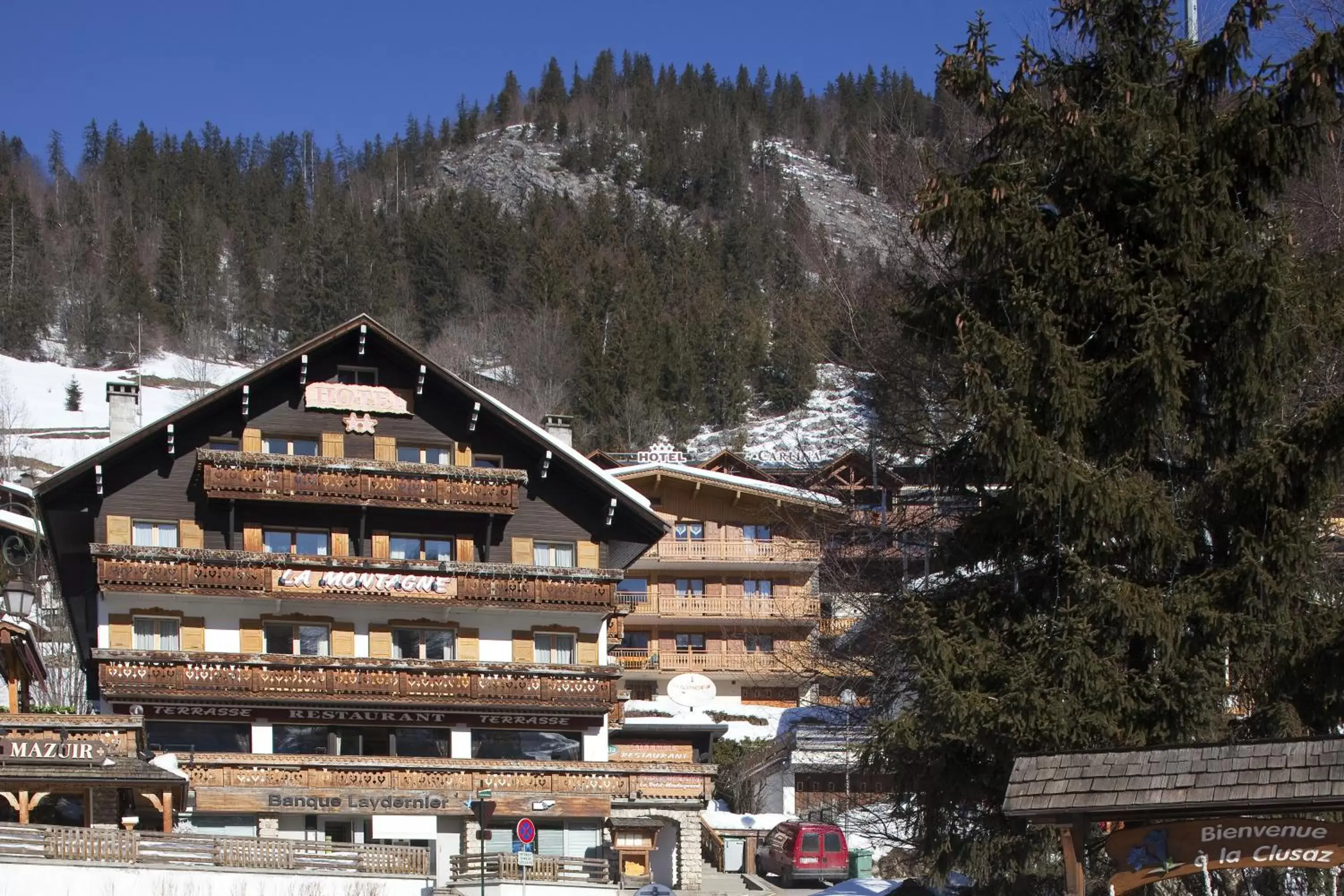 Property building, Winter in Hotel La Montagne