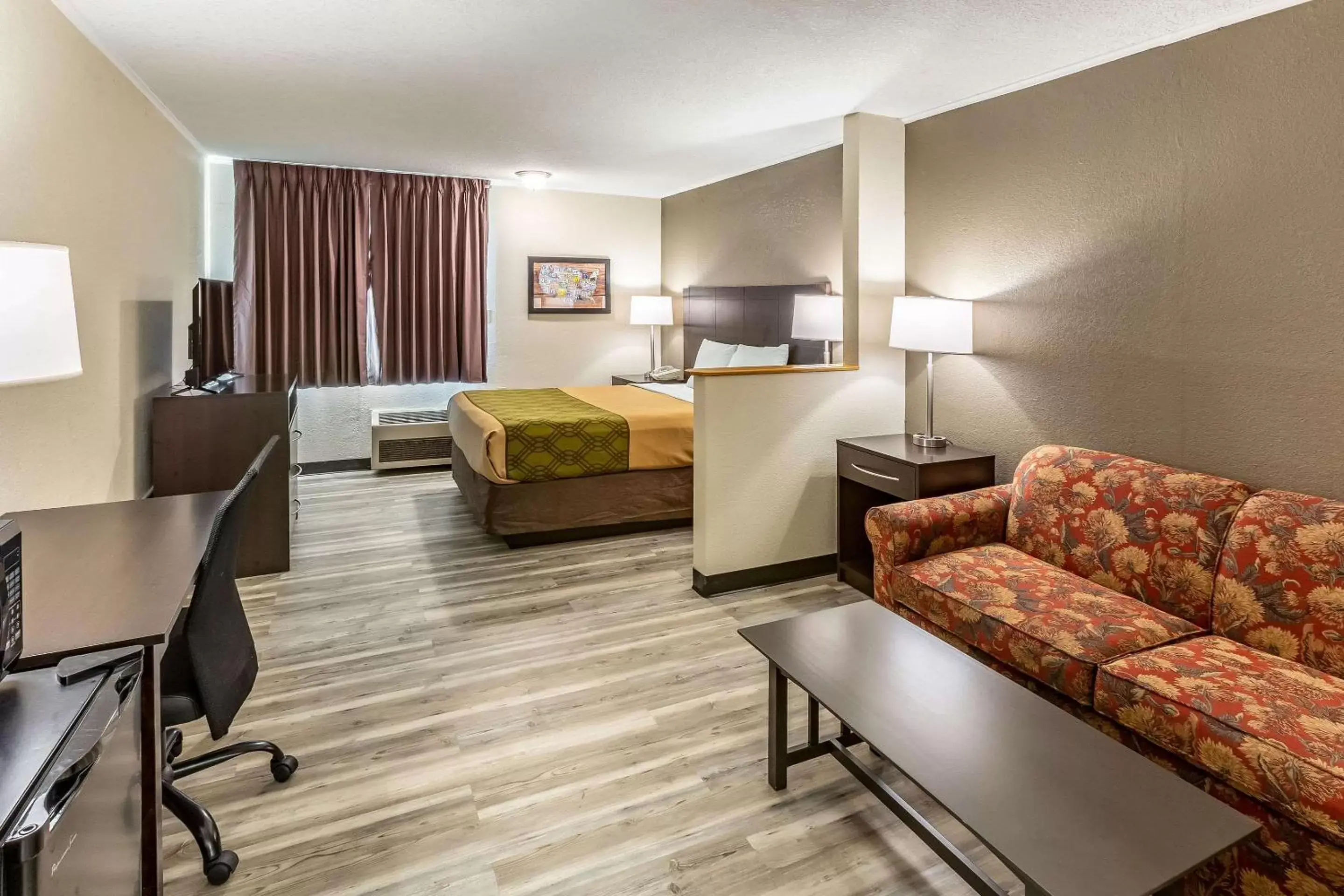 Photo of the whole room, Seating Area in Econo Lodge Inn & Suites Newton