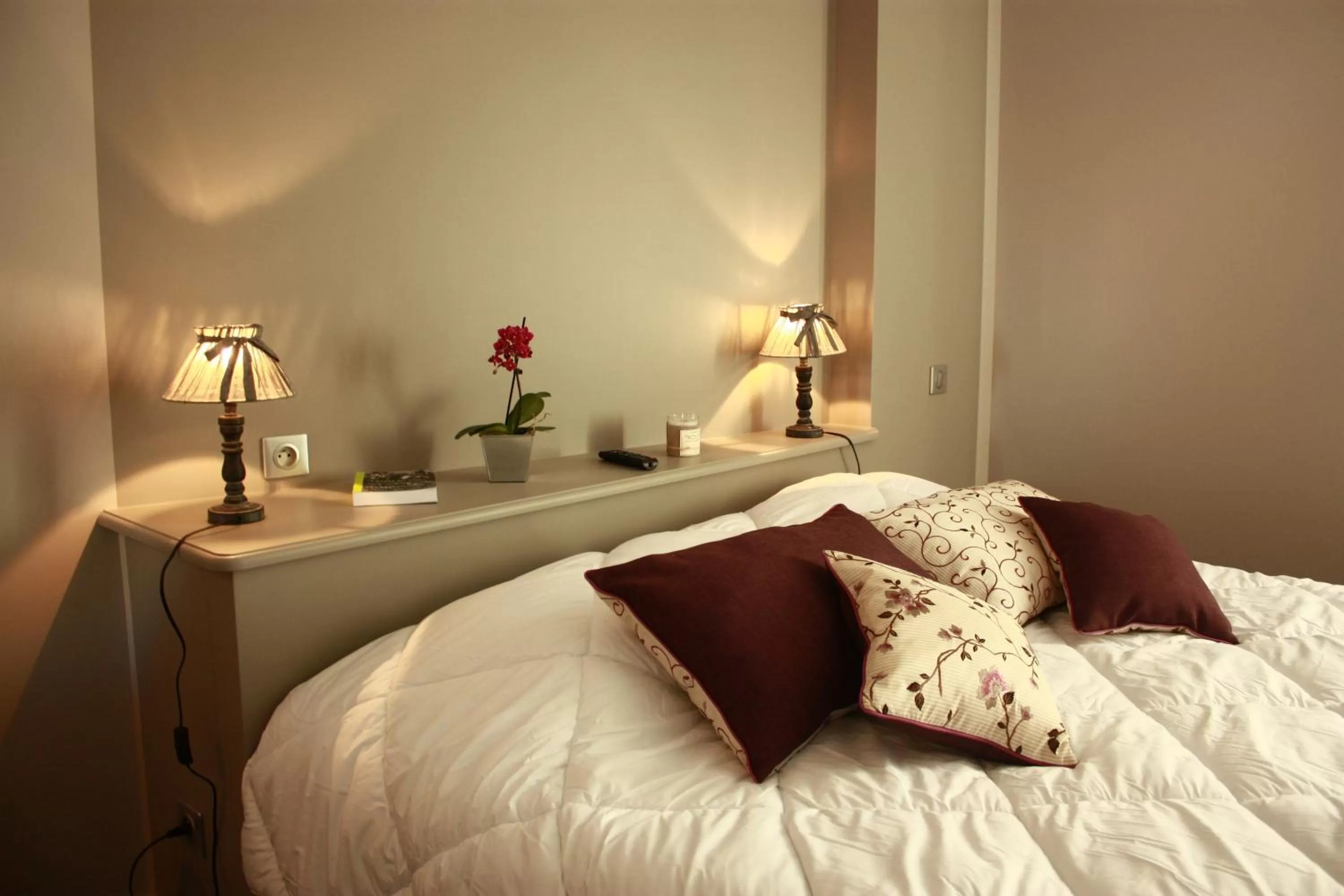 Bed in La Maison d'Adelaïde Chambres d'hôtes