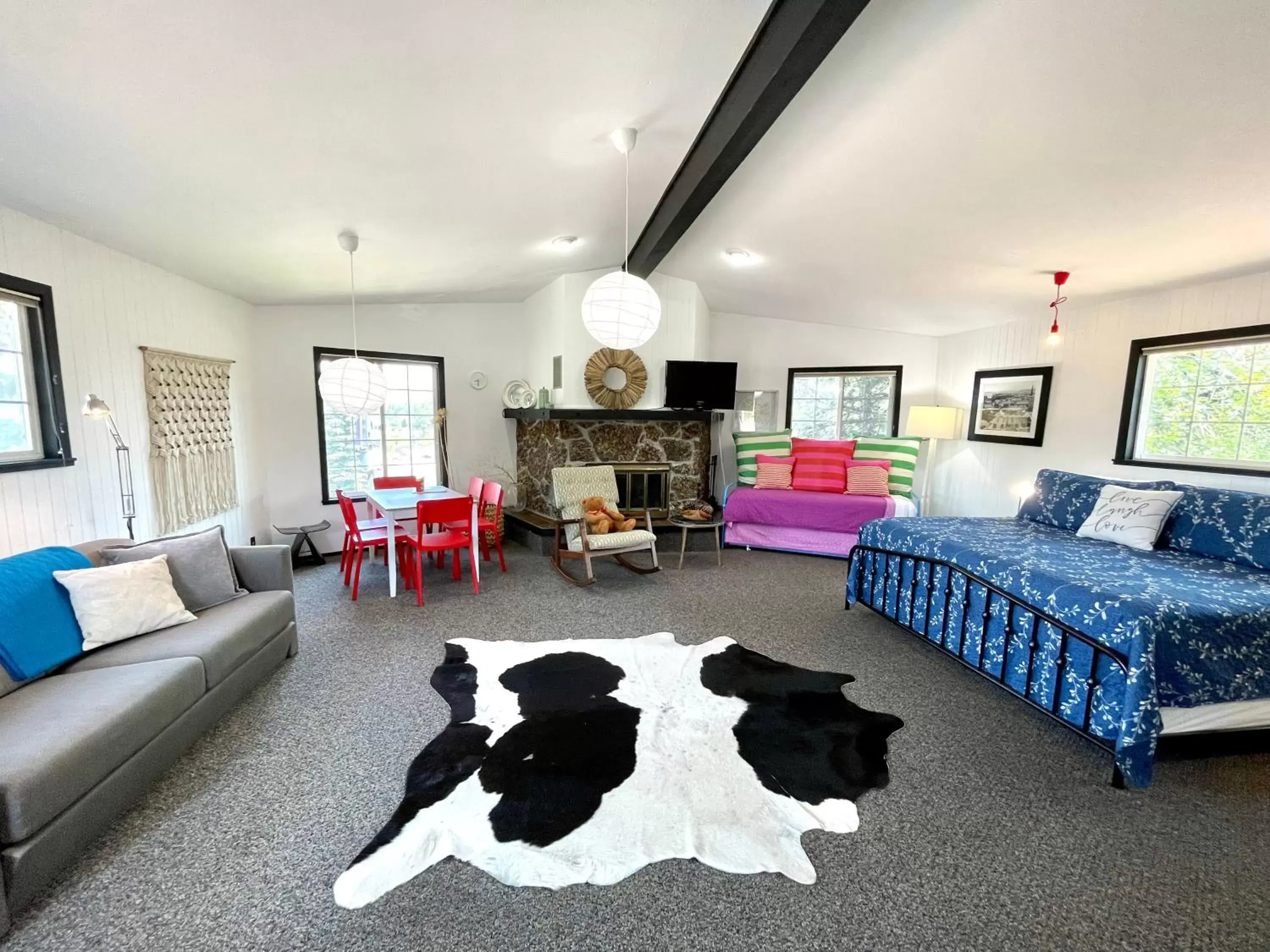 Photo of the whole room, Bed in Chalet Inn Photo of the whole room, Bed in Chalet Inn