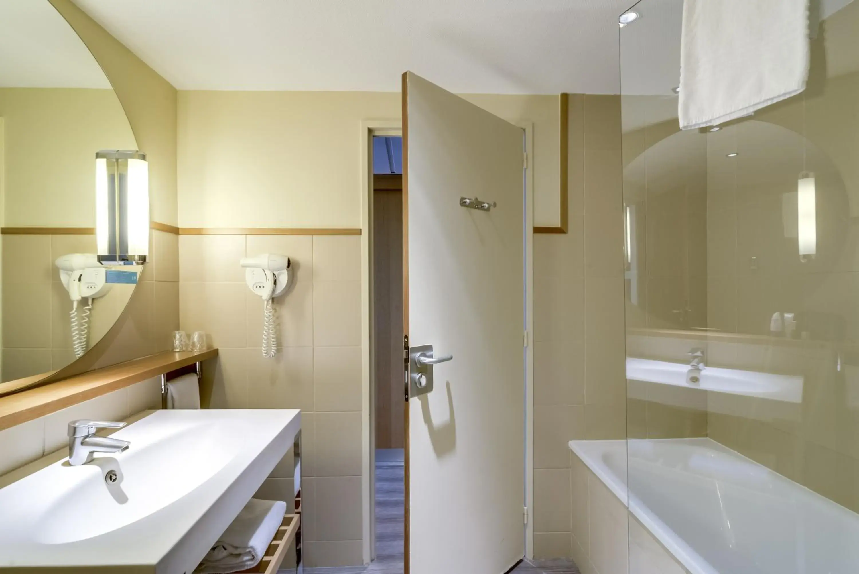 Shower, Bathroom in Hotel Mercure Paris Orly Rungis