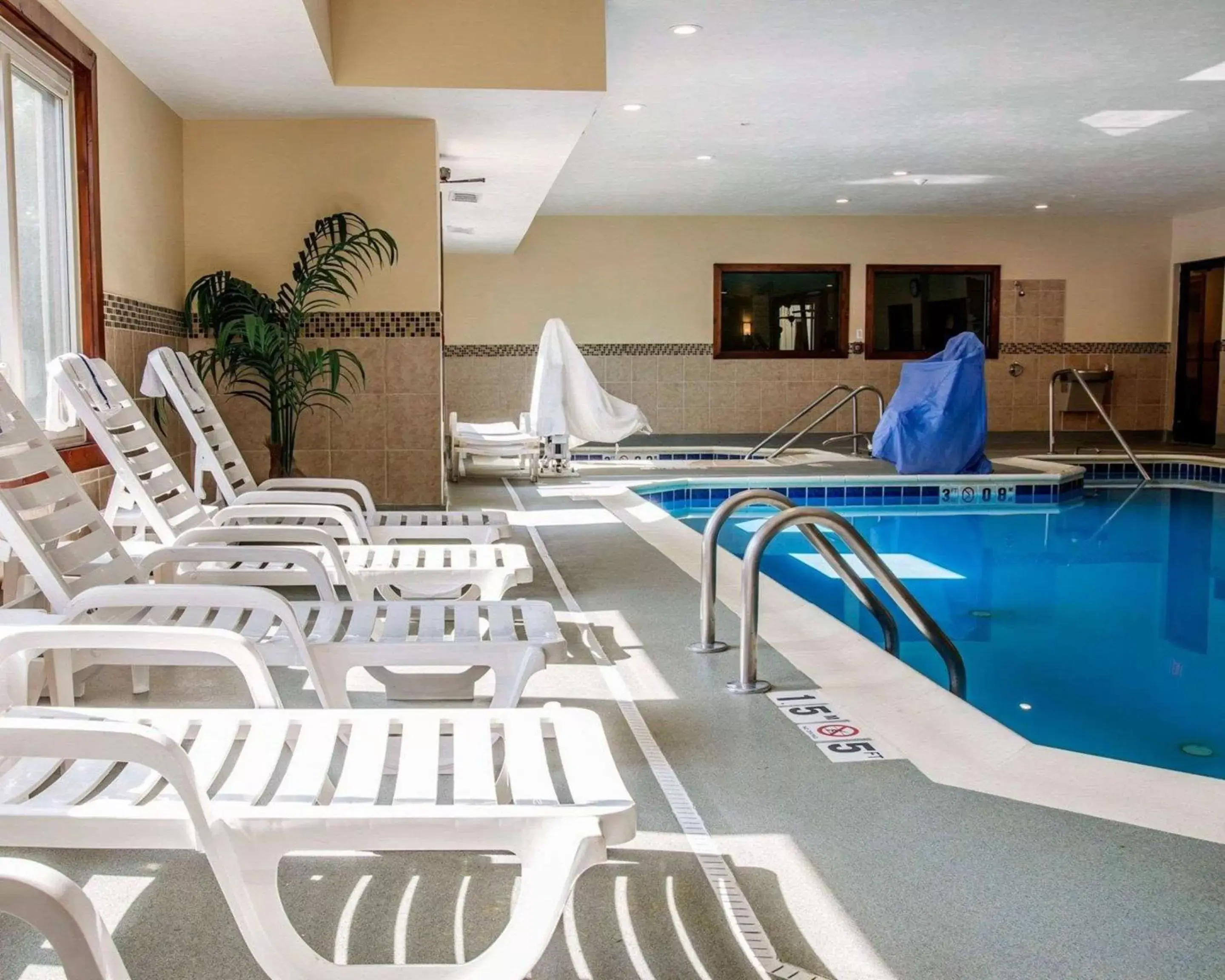 On site, Swimming Pool in Comfort Suites Benton Harbor - St. Joseph