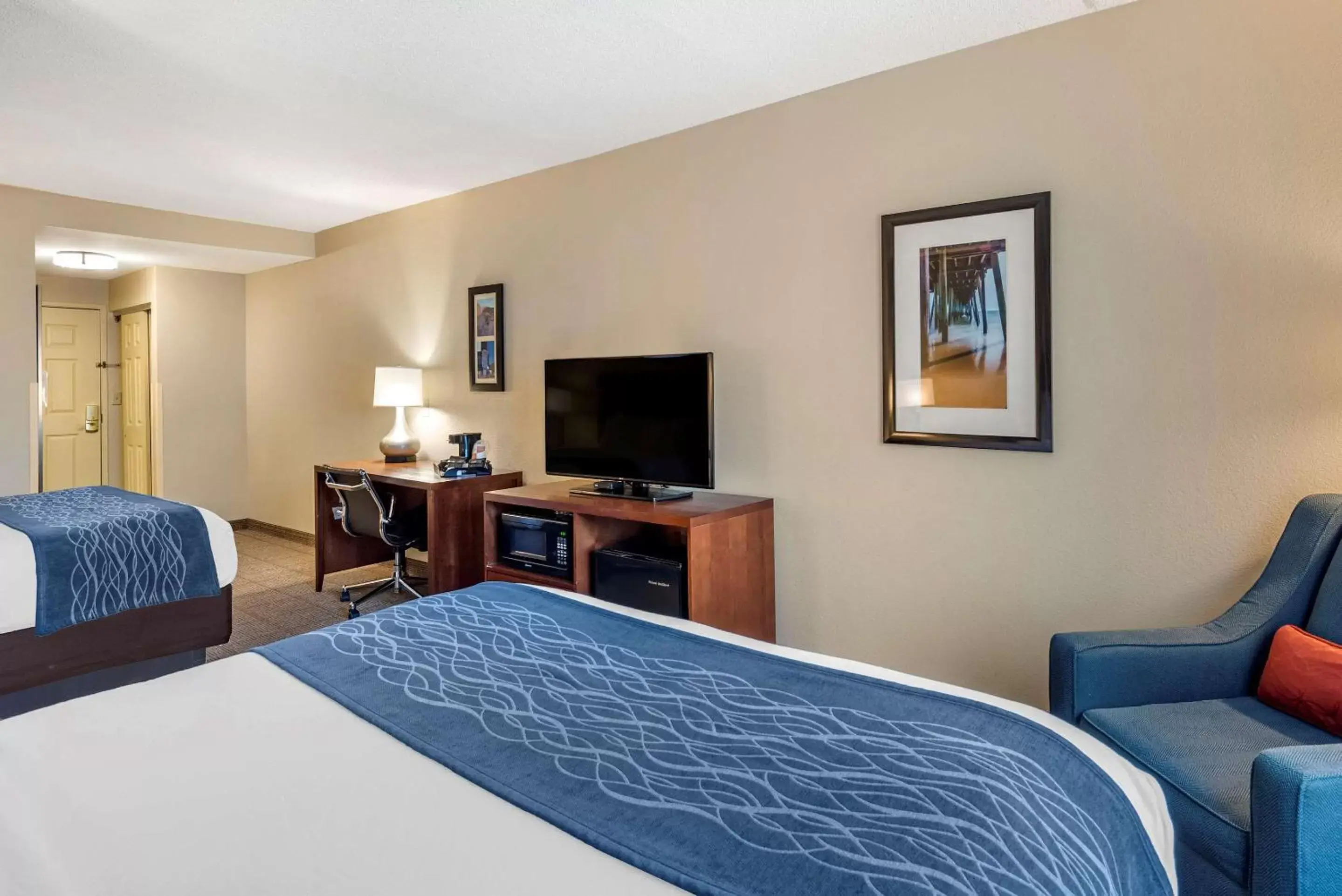 Photo of the whole room, Bed in Comfort Inn & Suites Virginia Beach-Norfolk Airport