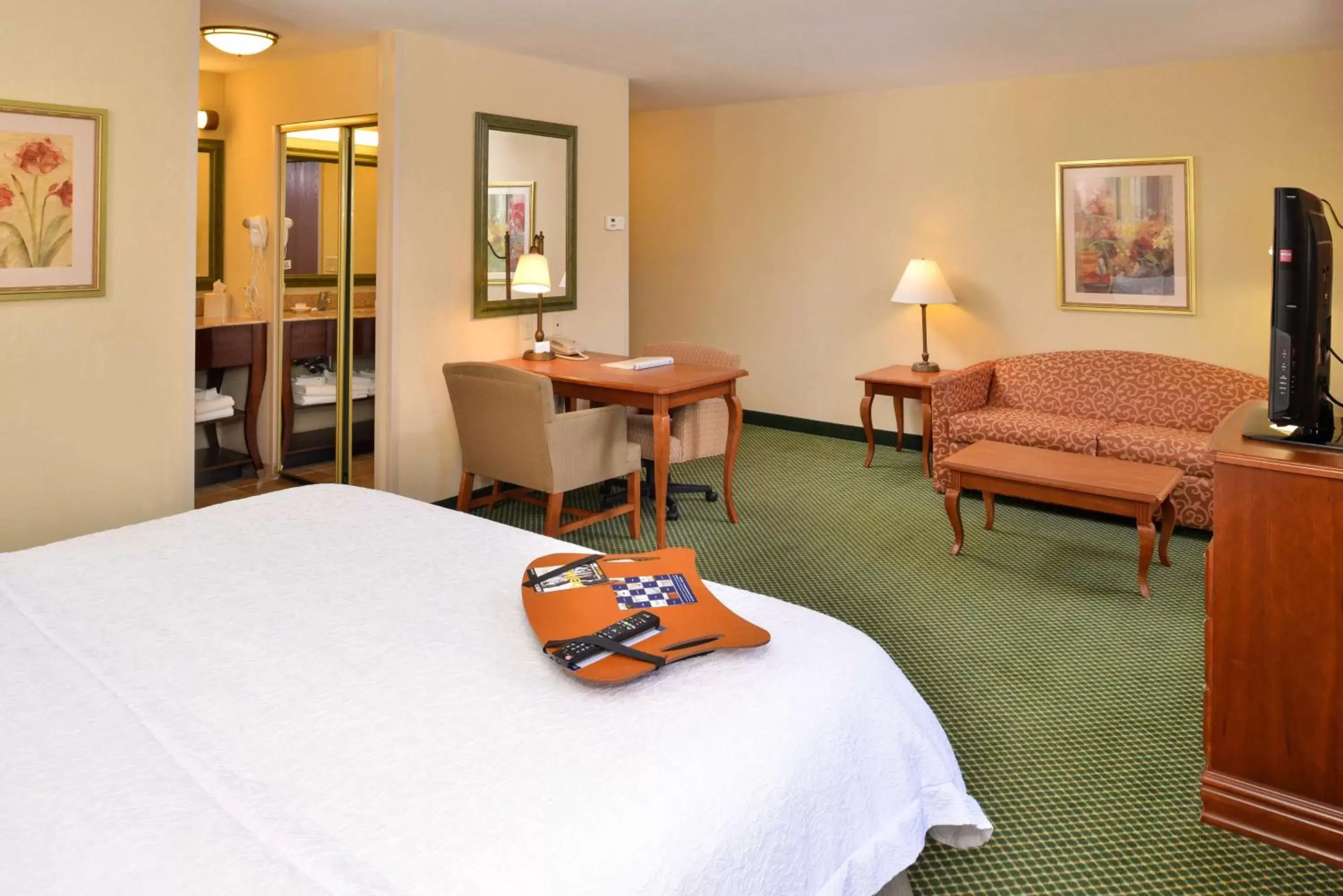 Bed in Hampton Inn & Suites St. Louis - Edwardsville