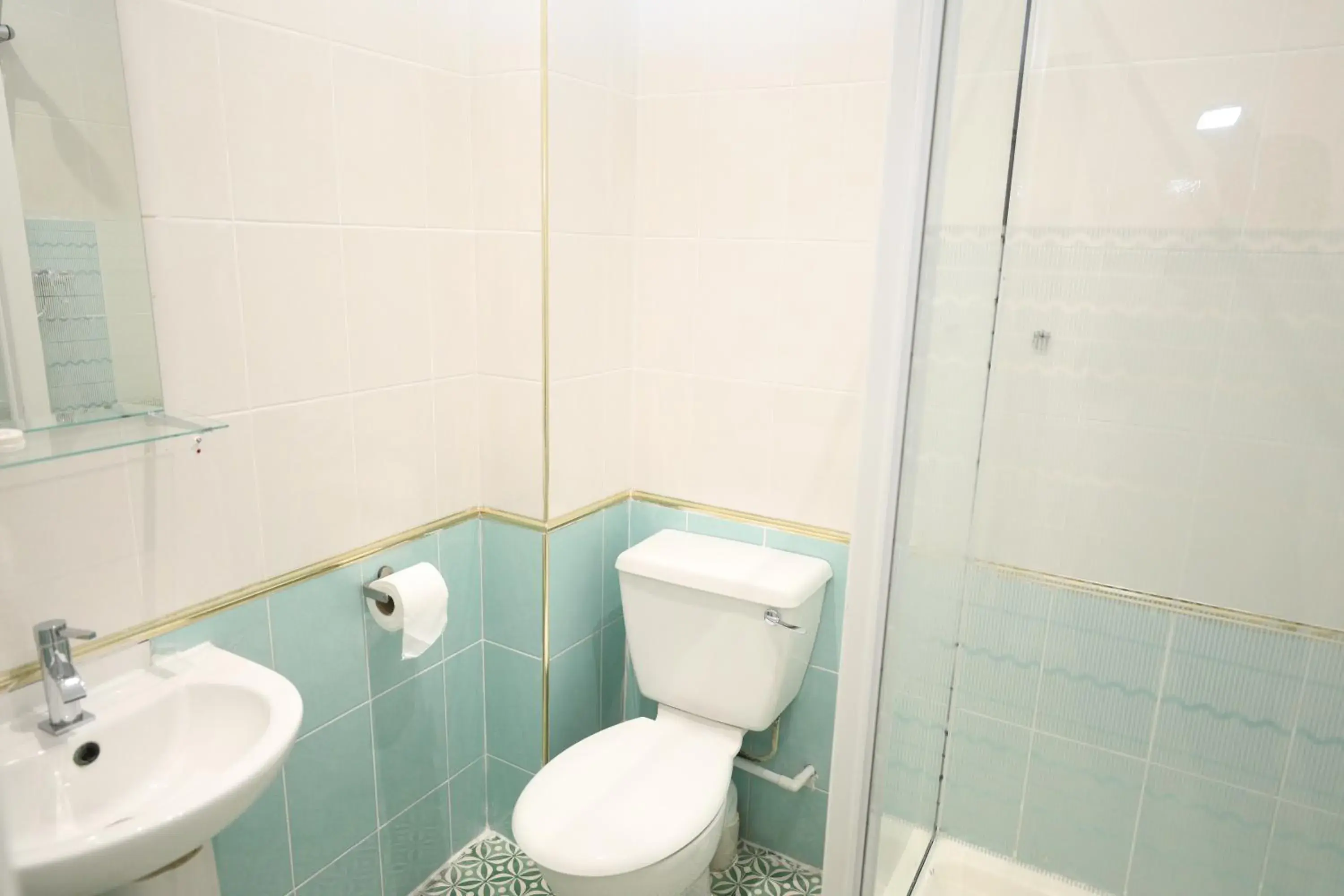 Shower, Bathroom in Golders Park Hotel