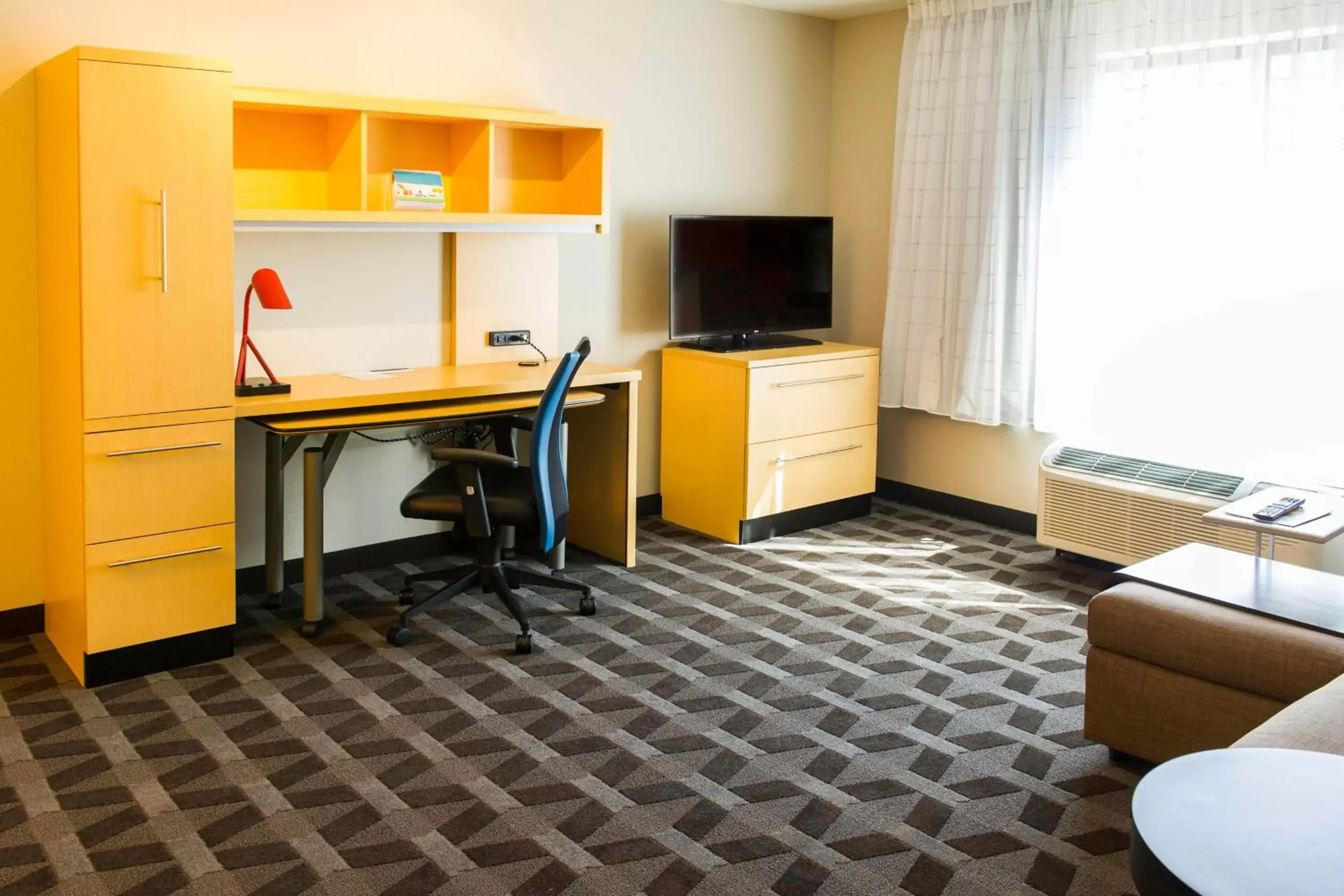 Bedroom, TV/Entertainment Center in TownePlace Suites by Marriott Columbia Northwest/Harbison
