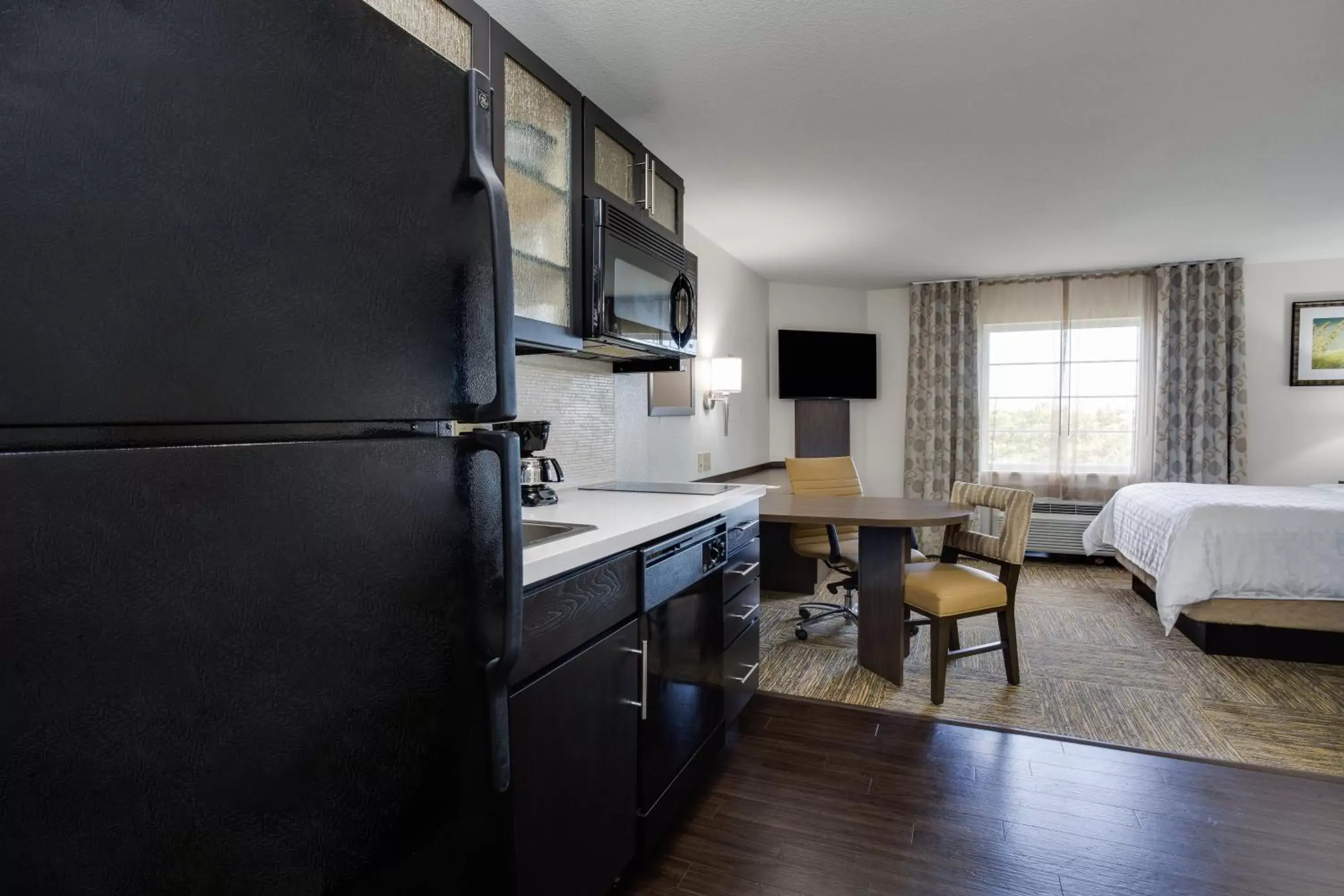 Photo of the whole room, Kitchen/Kitchenette in Candlewood Suites Fort Lauderdale Airport-Cruise, an IHG Hotel