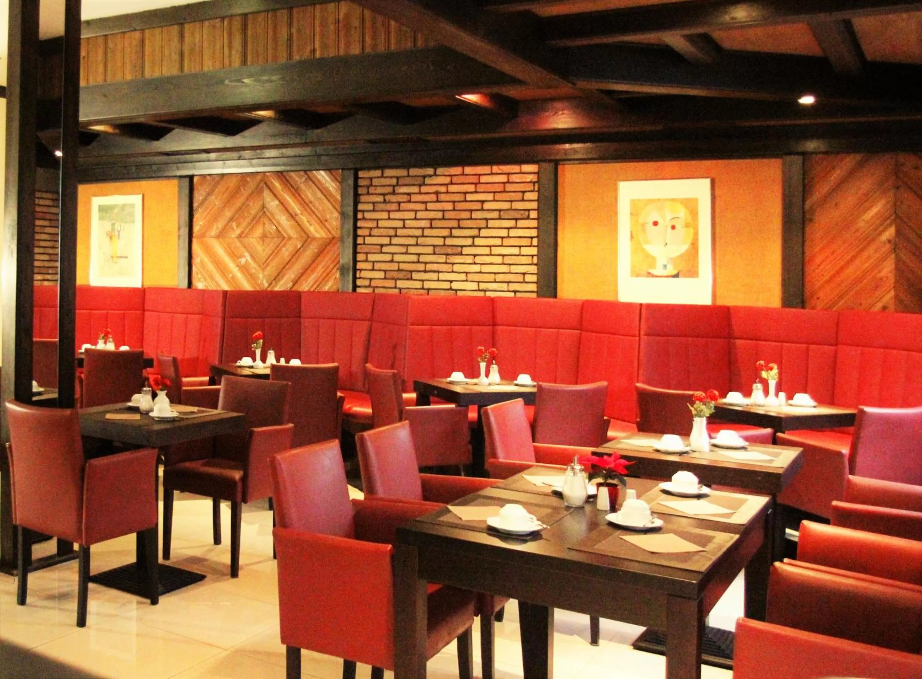 Restaurant/Places to Eat in Hotel Lorien