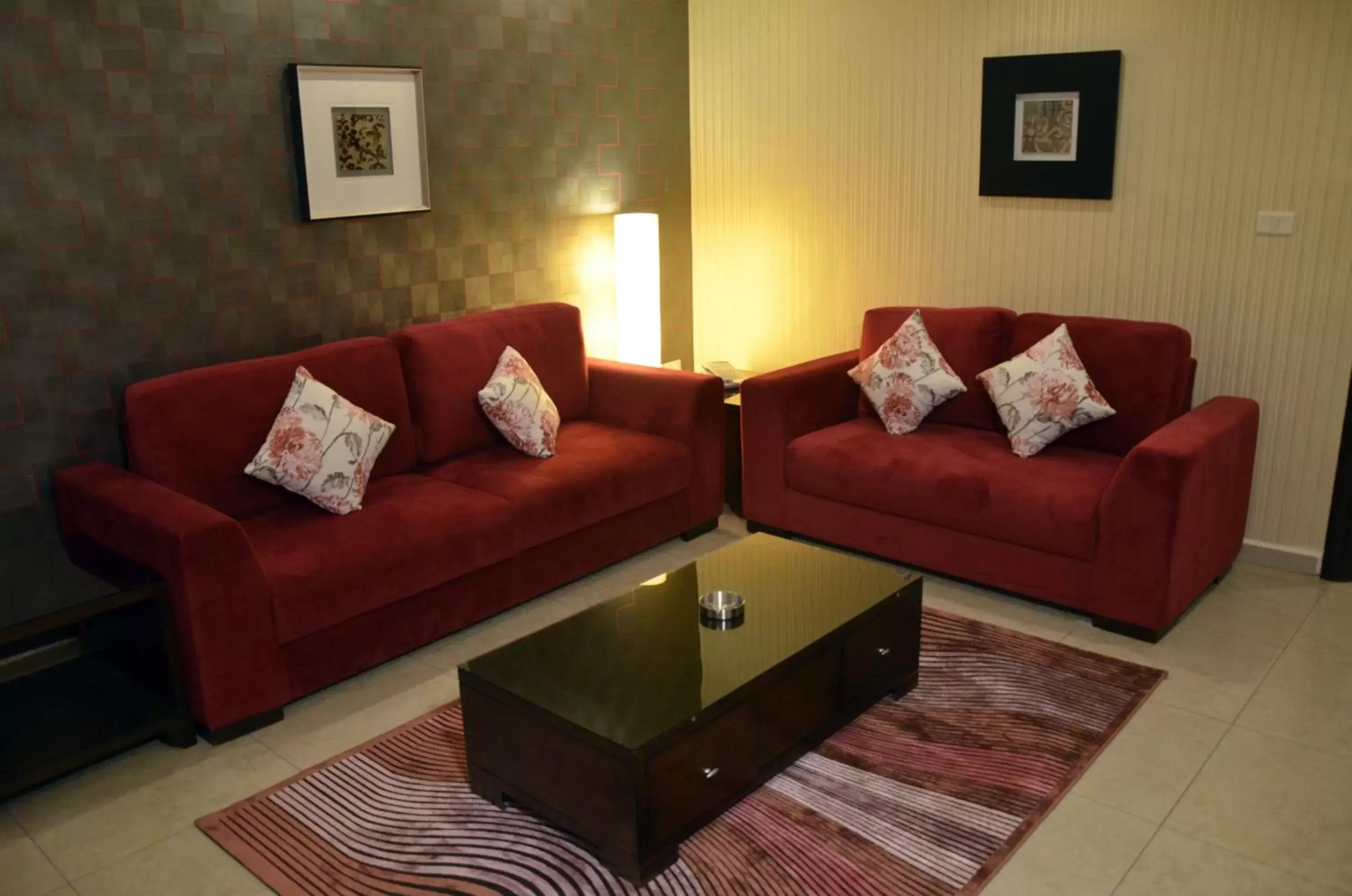 Living room, Seating Area in City Rose Hotel Suites