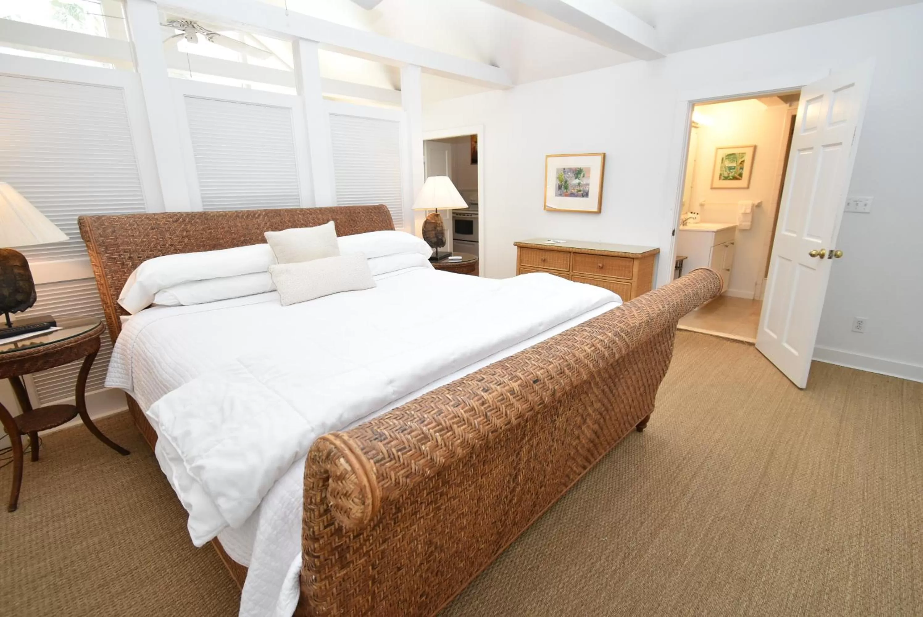 Bed in Simonton Court Historic Inn & Cottages