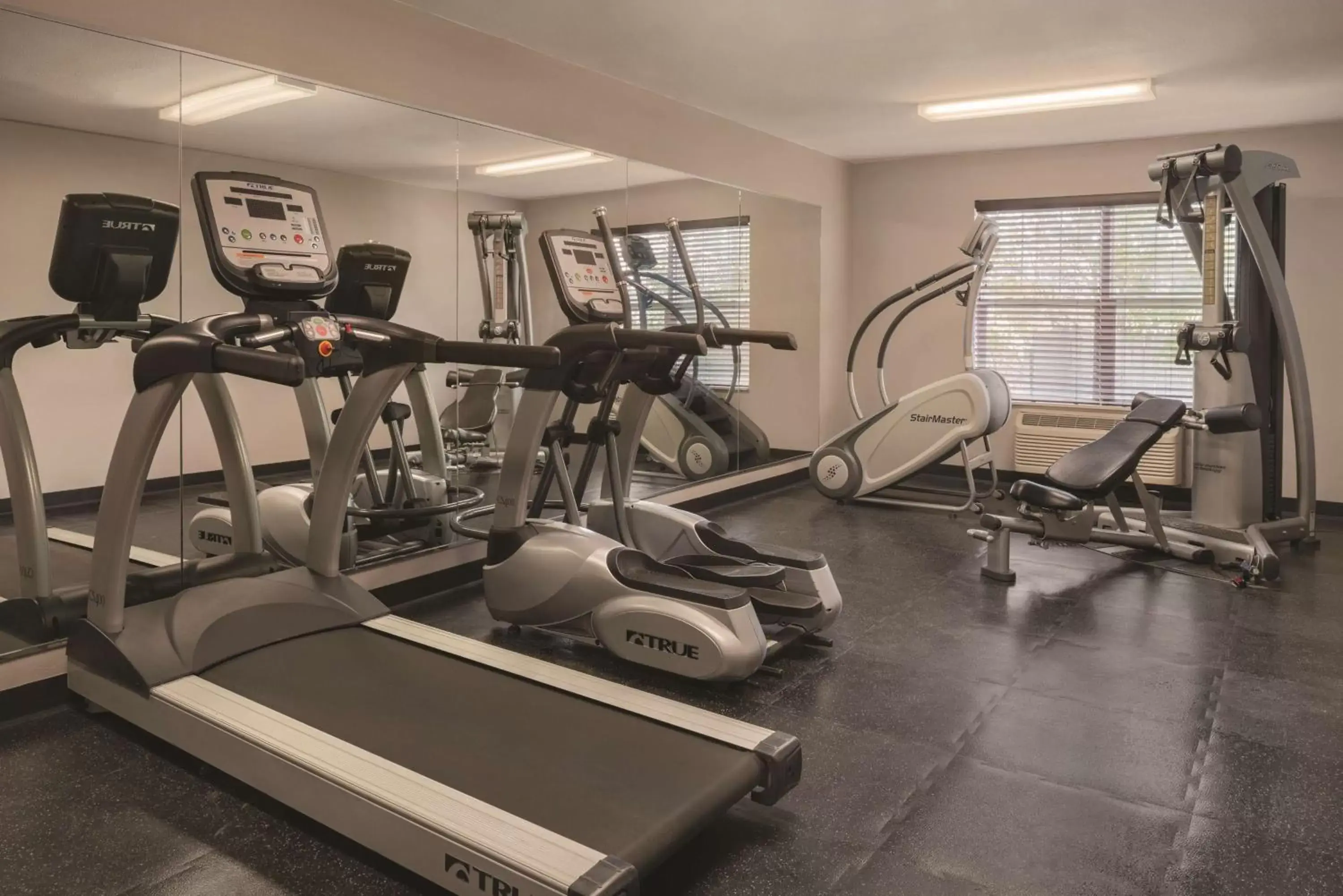 Activities, Fitness Center/Facilities in Country Inn & Suites by Radisson, Waterloo, IA