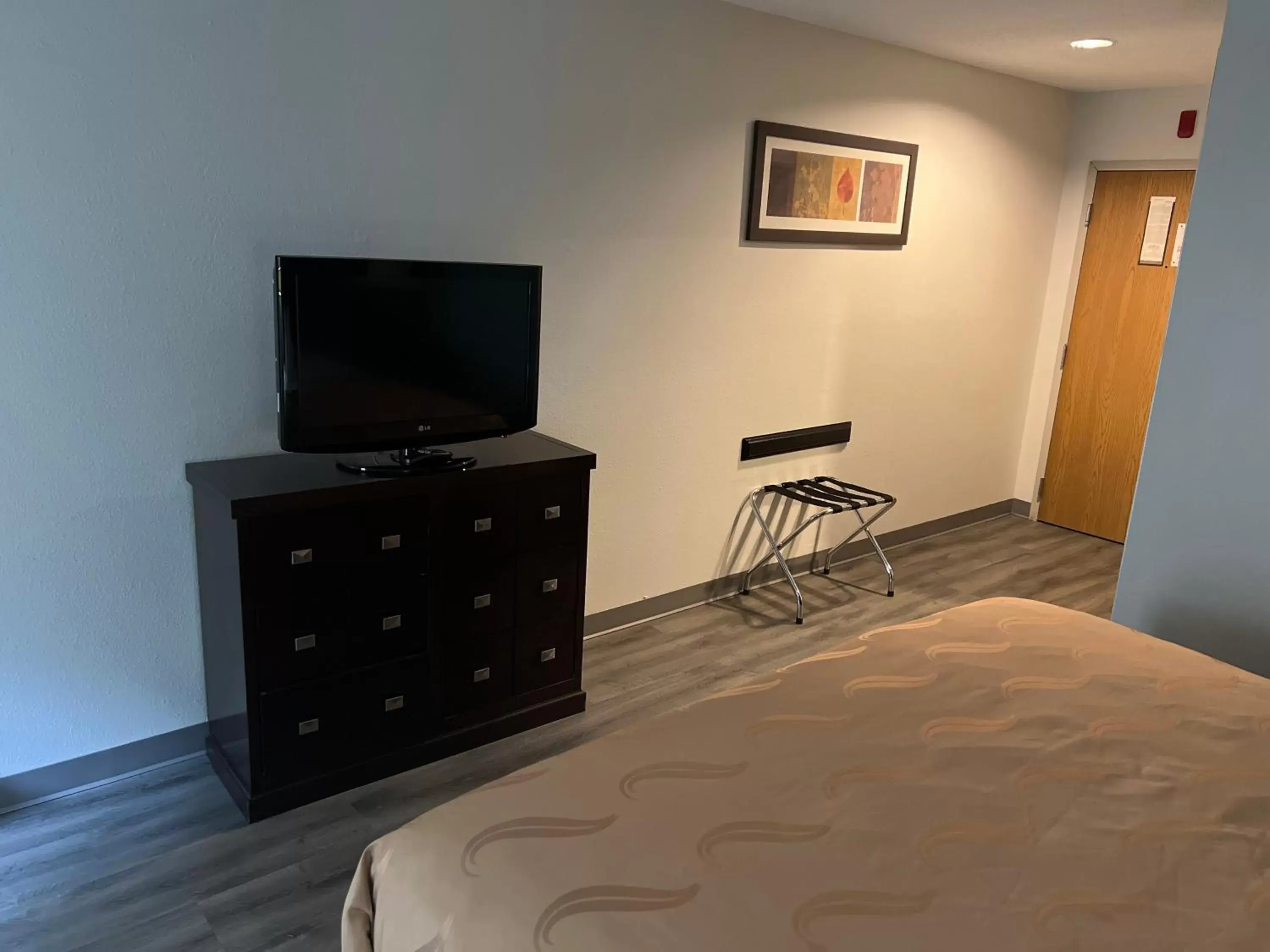 TV and multimedia, TV/Entertainment Center in Quality Inn & Suites Portsmouth