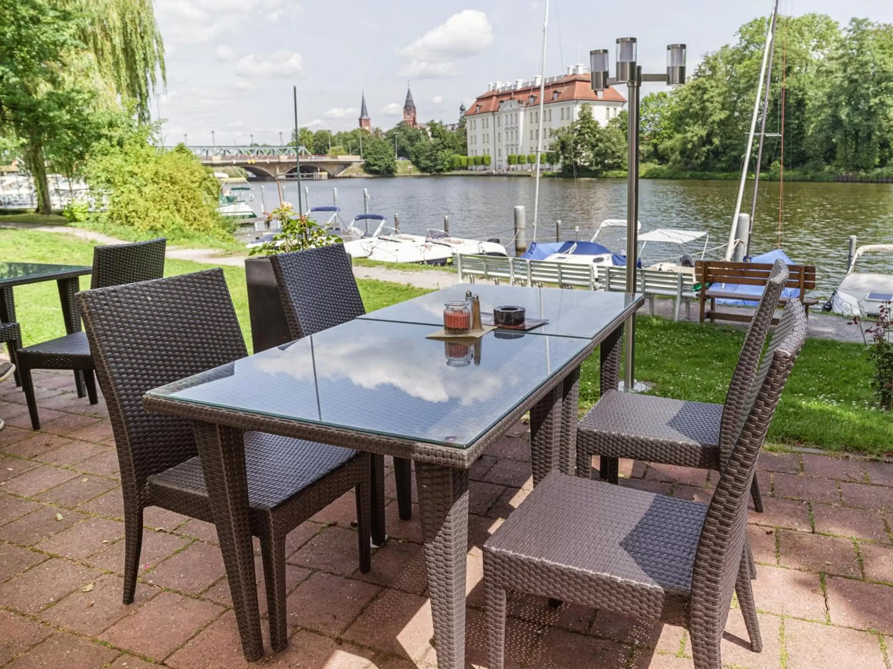 Balcony/Terrace, Restaurant/Places to Eat in Hotel Am Schloss Köpenick Berlin By Golden Tulip