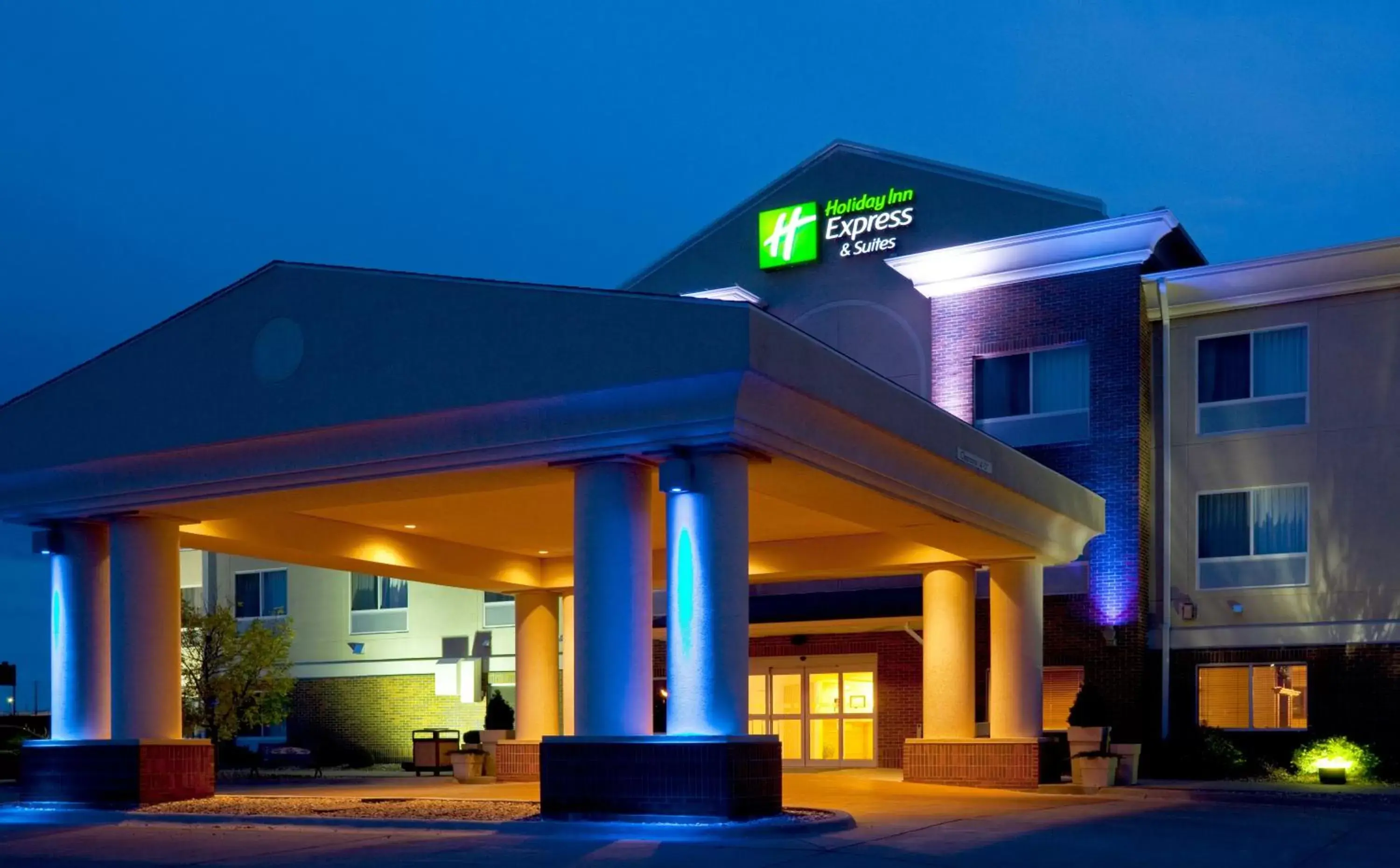 Property Building in Holiday Inn Express & Suites Yankton, an IHG Hotel