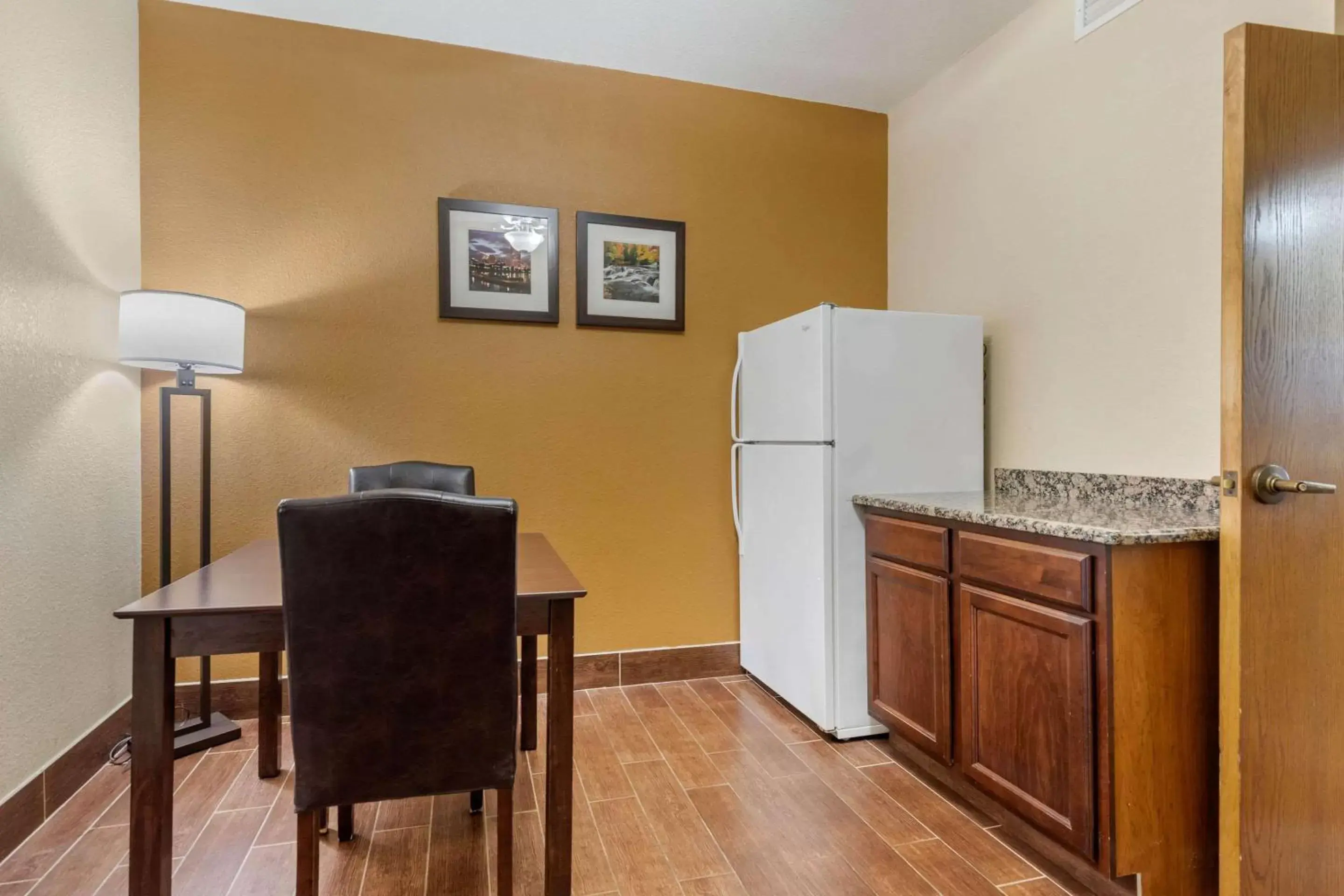 Bedroom, Kitchen/Kitchenette in Comfort Inn & Suites Kenosha