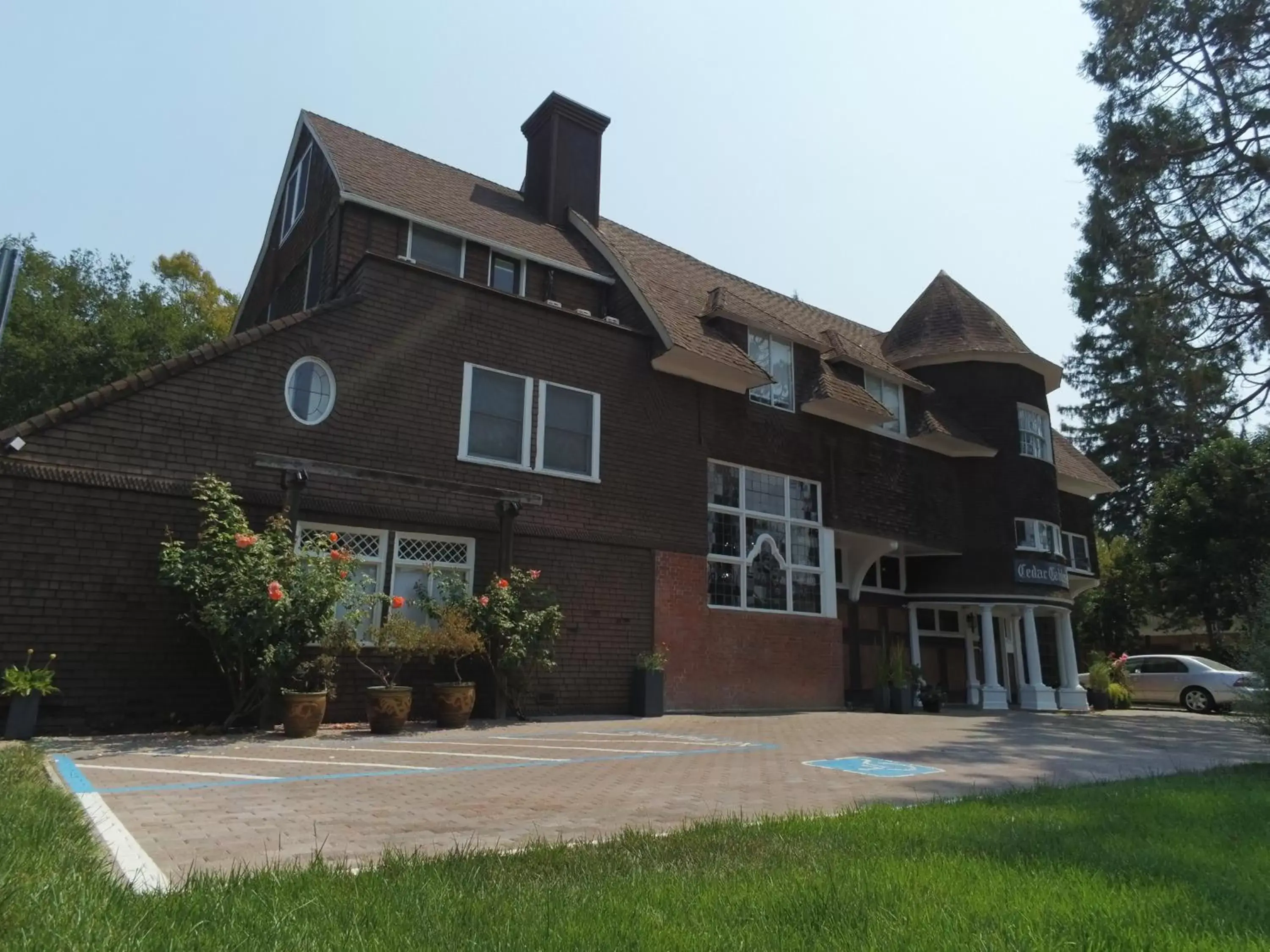 Property Building in Cedar Gables Inn