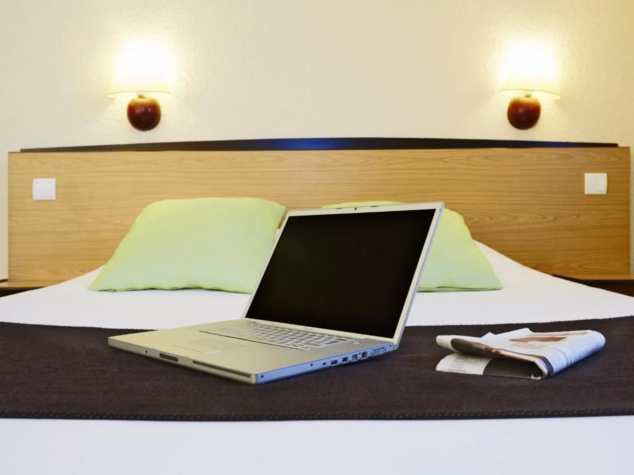 TV and multimedia, Bed in Campanile Dijon Centre - Gare TV and multimedia, Bed in Campanile Dijon Centre - Gare