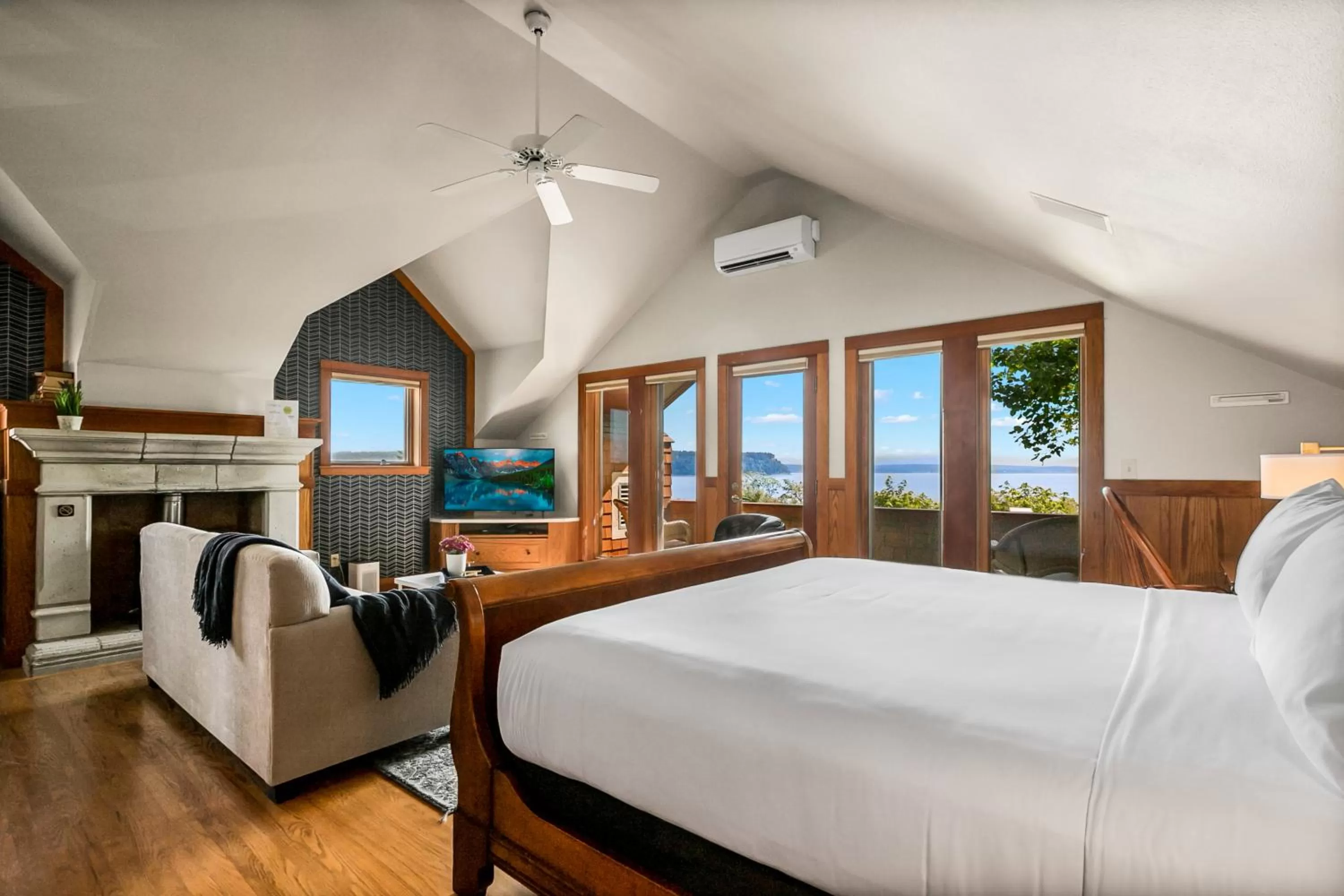 Photo of the whole room, Bed in Saratoga Inn