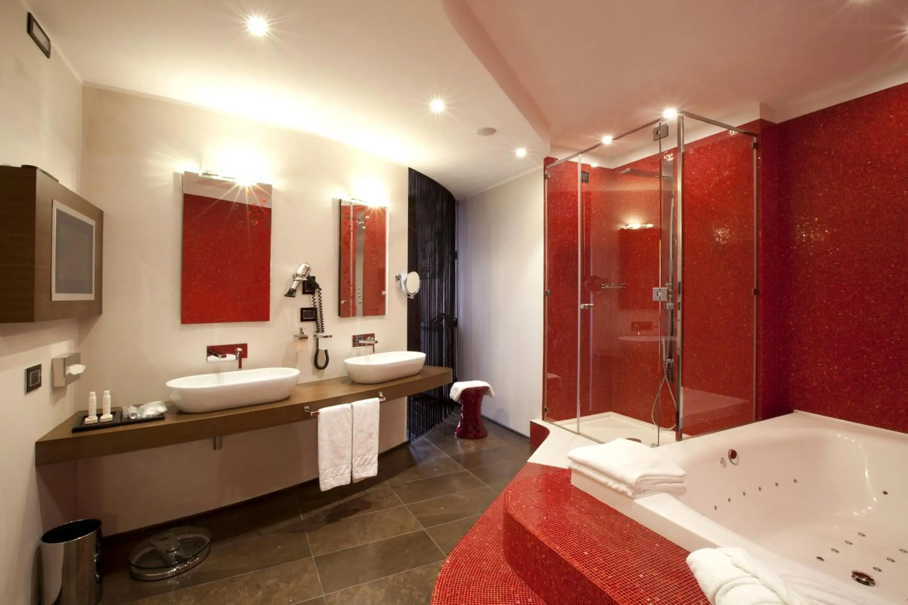 Shower, Bathroom in Palace Hotel Moderno