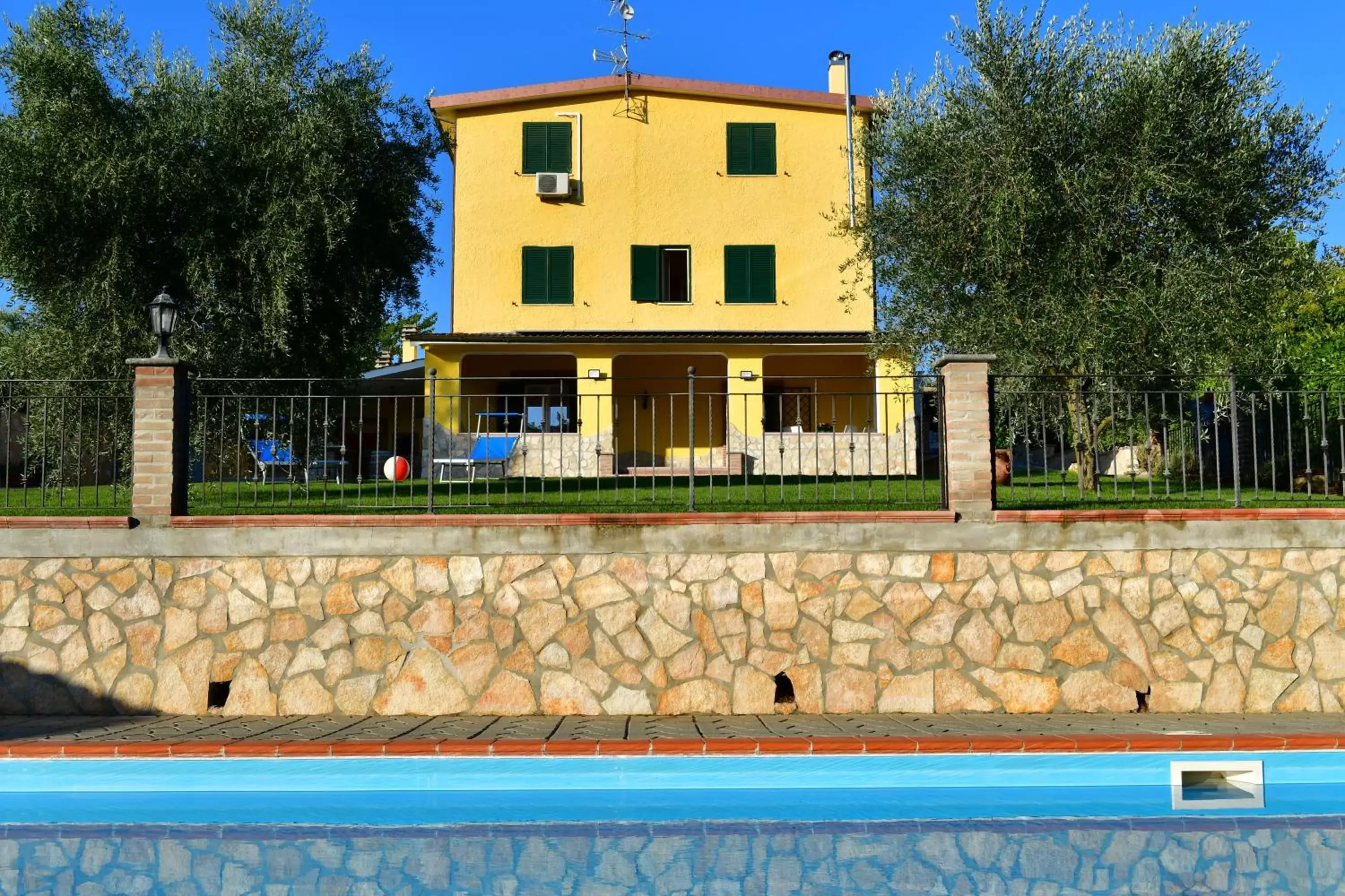 Swimming Pool in B&B Roman Country Villa
