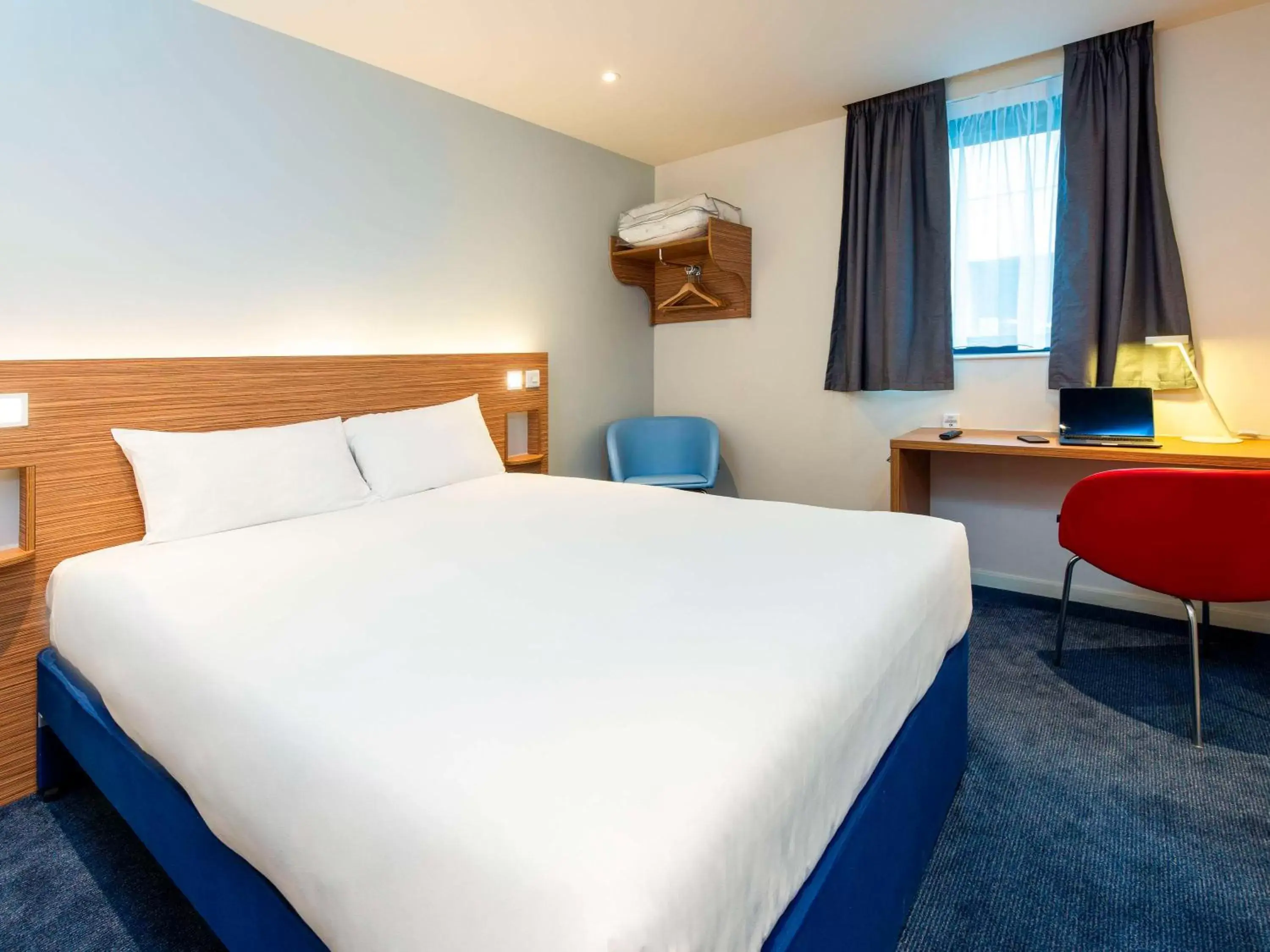Bedroom, Bed in ibis budget London Bromley Town Centre