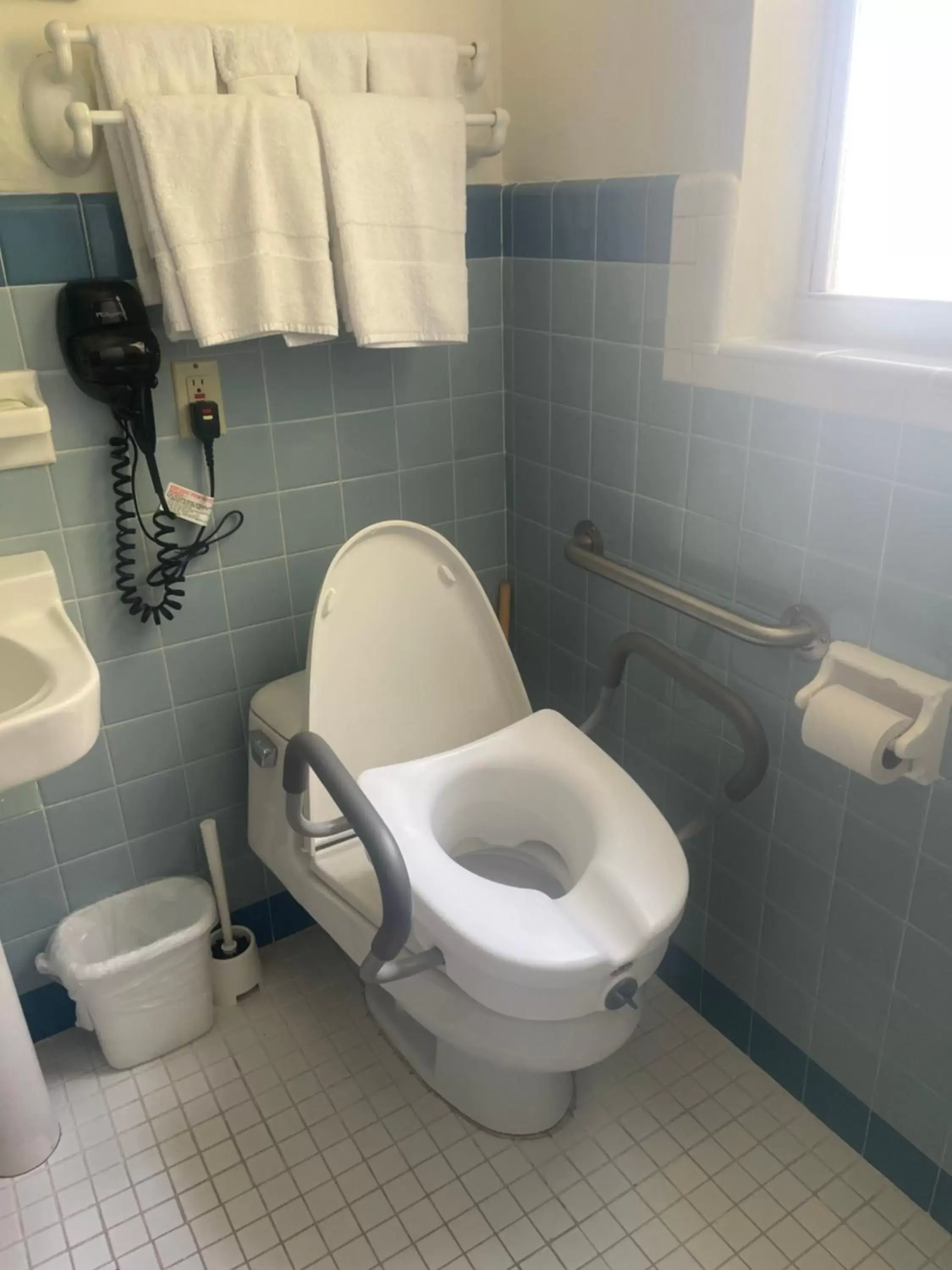 Facility for disabled guests, Bathroom in Ocean Inn