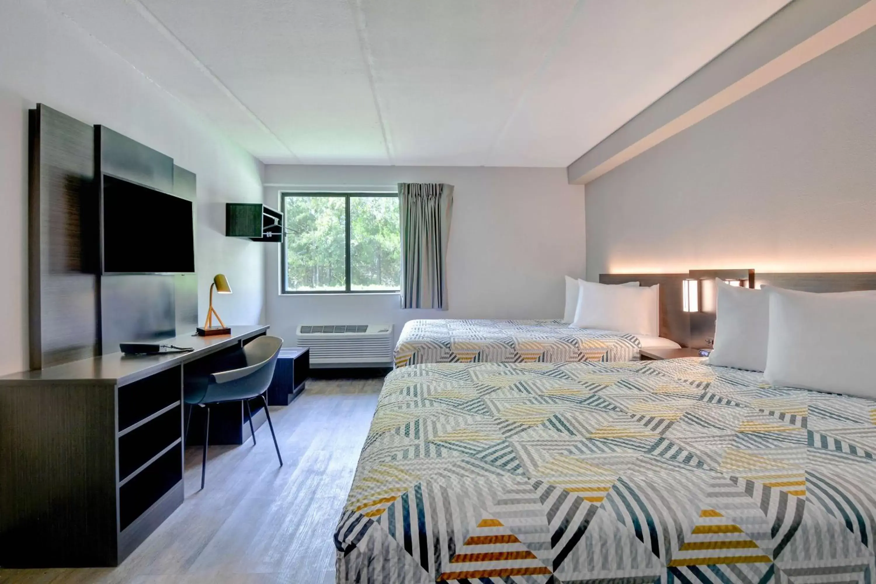 Seating area, Bed in Studio 6-Jacksonville, FL - Baymeadows Seating area, Bed in Studio 6-Jacksonville, FL - Baymeadows