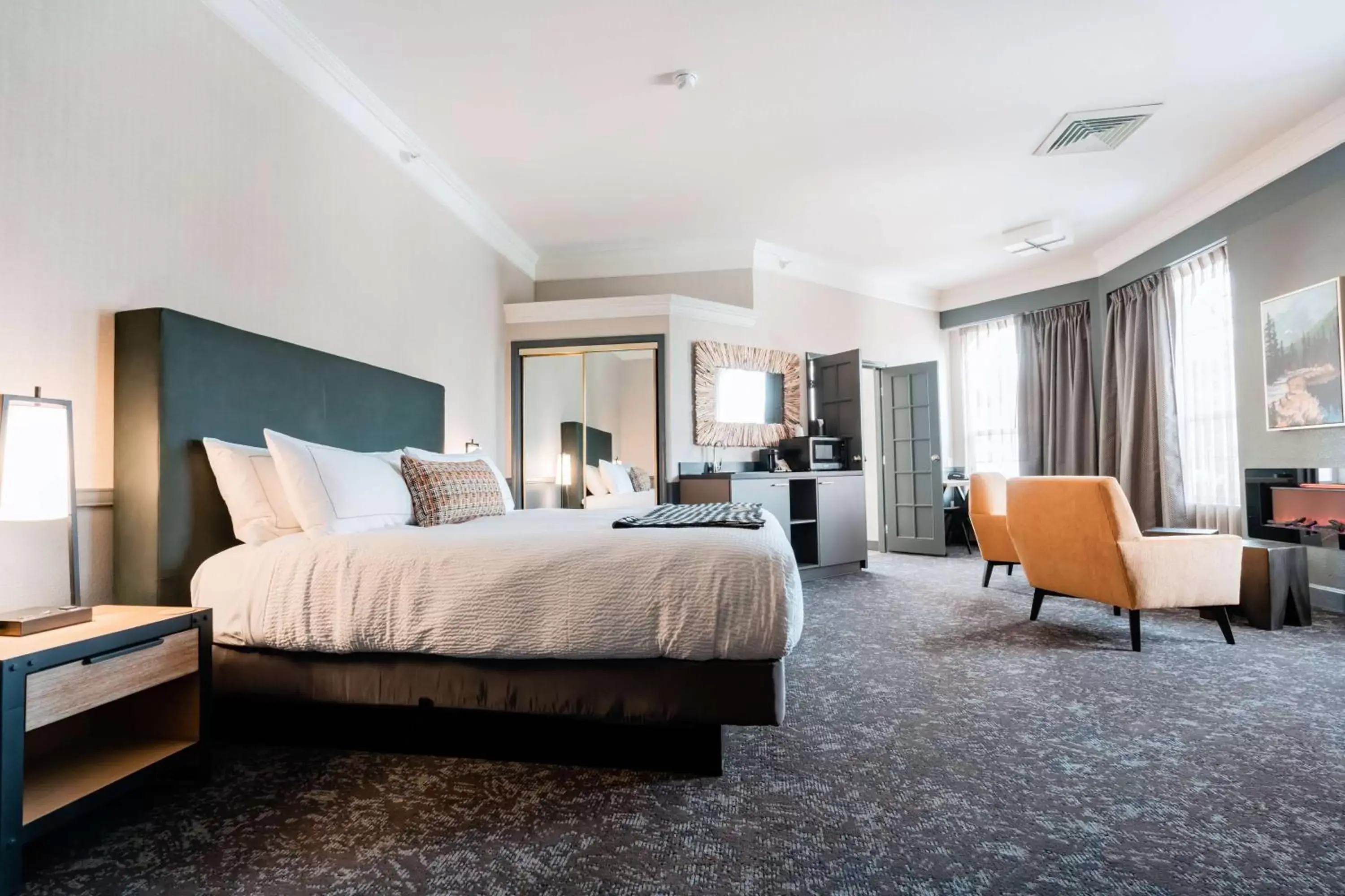 Deluxe Studio Suite with One King Bed in Hotel NoBo Cascade, Tapestry Collection by Hilton Deluxe Studio Suite with One King Bed in Hotel NoBo Cascade, Tapestry Collection by Hilton