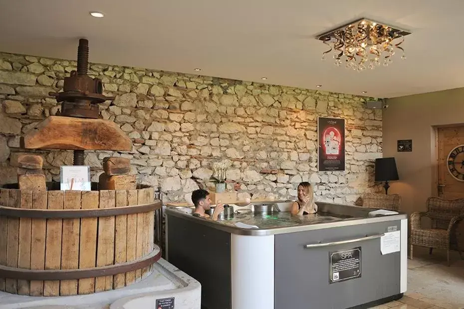 Spa and wellness centre/facilities, Kitchen/Kitchenette in Domaine de Suzel
