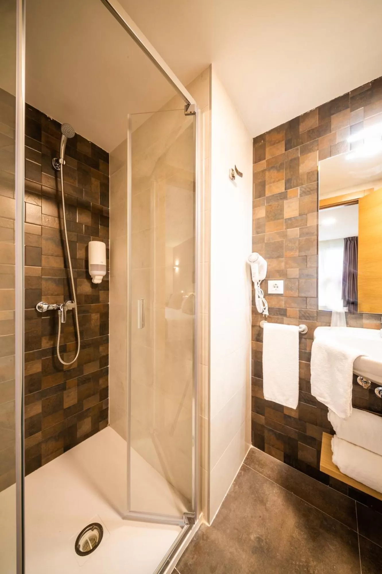 Shower, Bathroom in Hotel Vas Vitoria AutoCheckIn