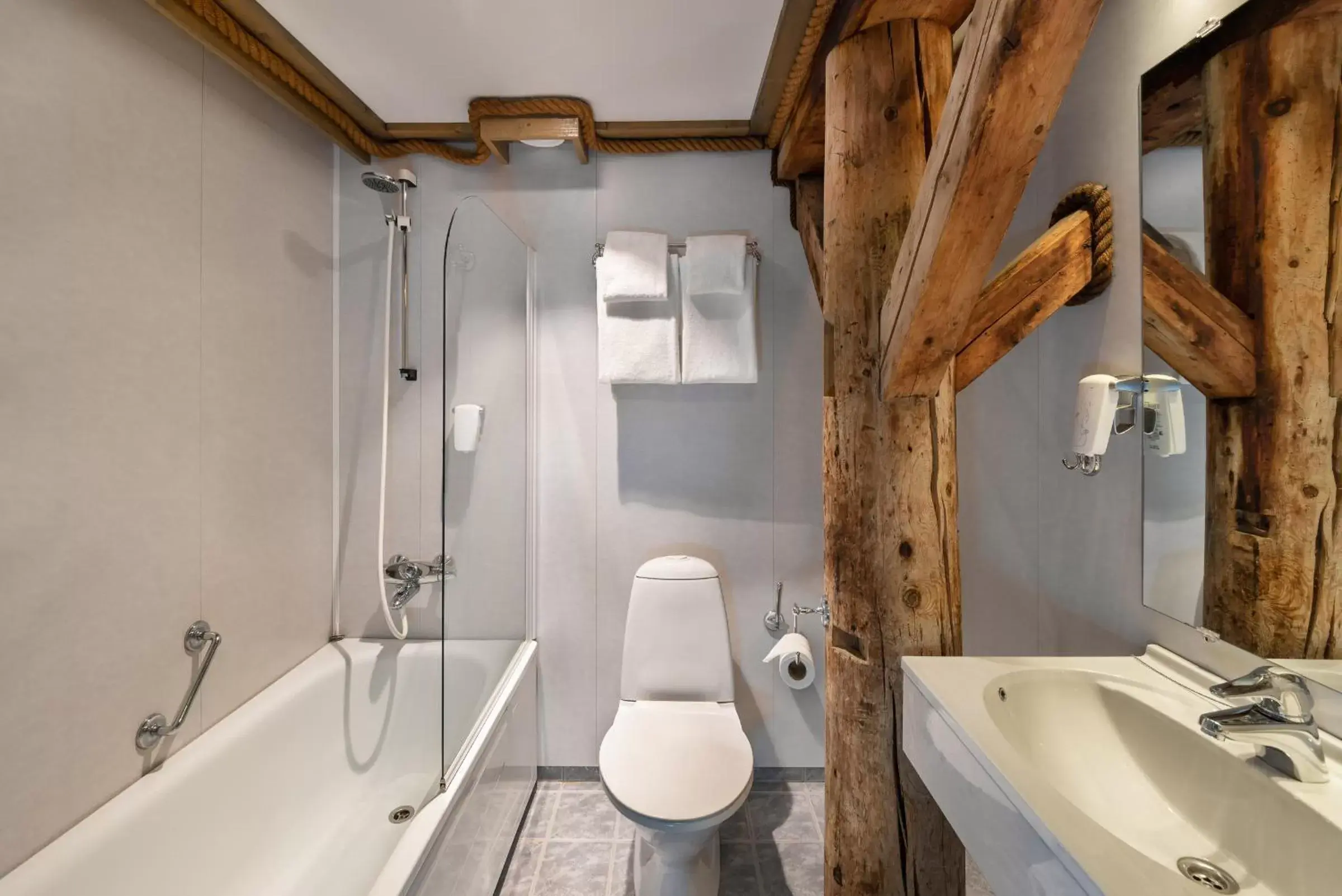 Bathroom in Quality Hotel Florø