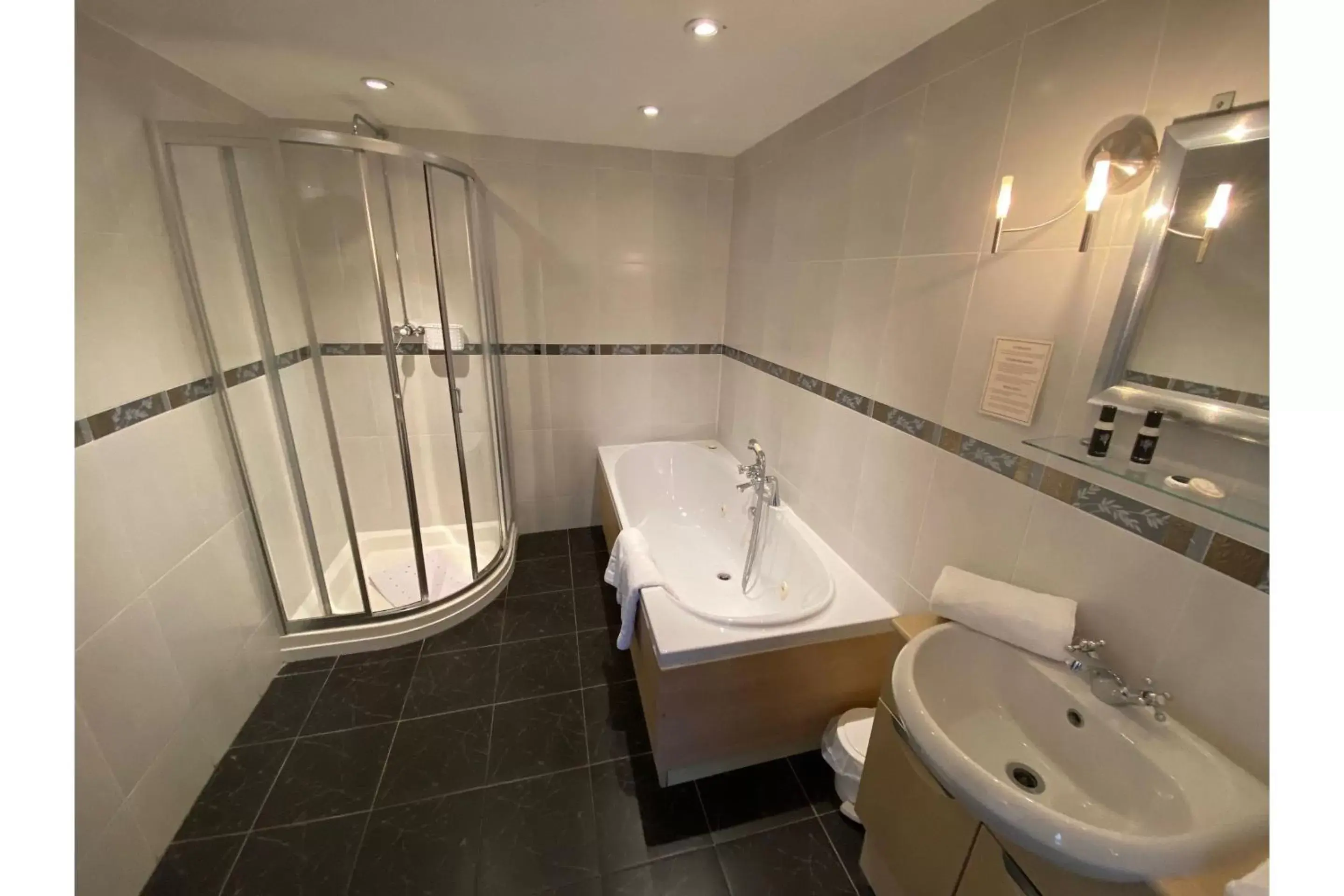Bathroom in OYO Lamphey Hall Hotel
