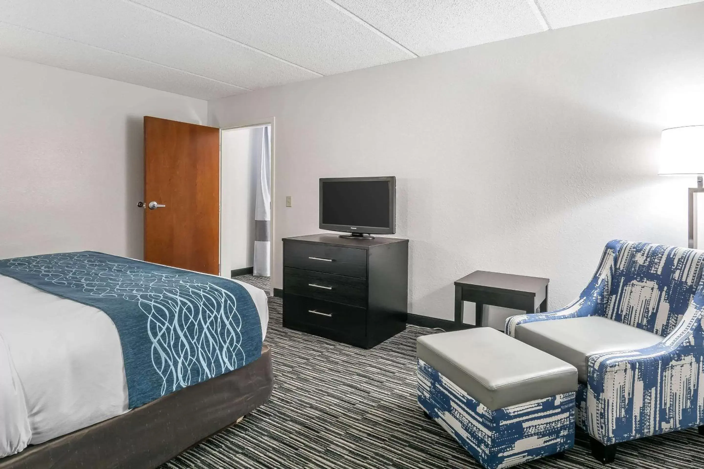 Photo of the whole room, TV/Entertainment Center in Comfort Inn University Gainesville