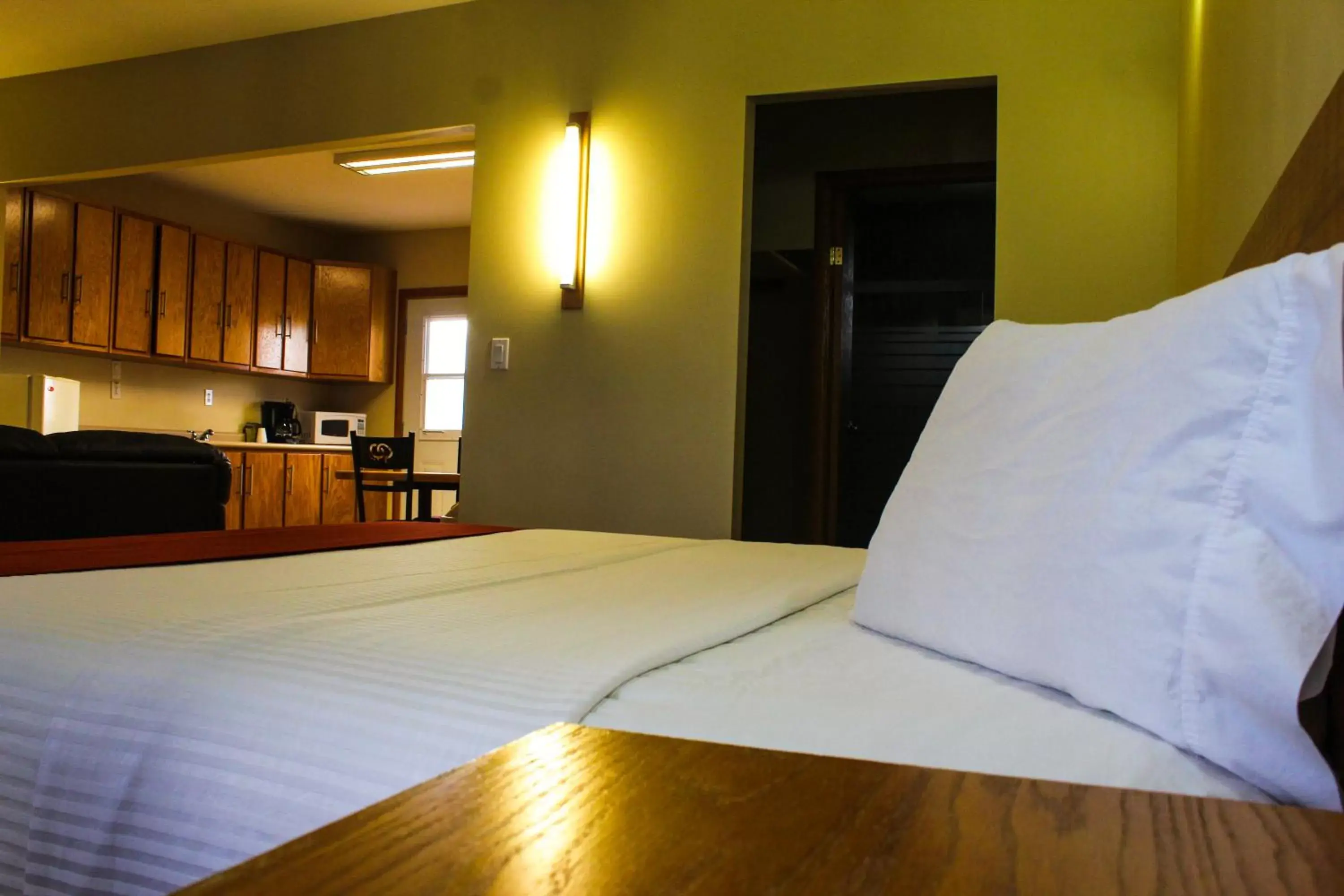 Bed in La Huerta Inn & Suites