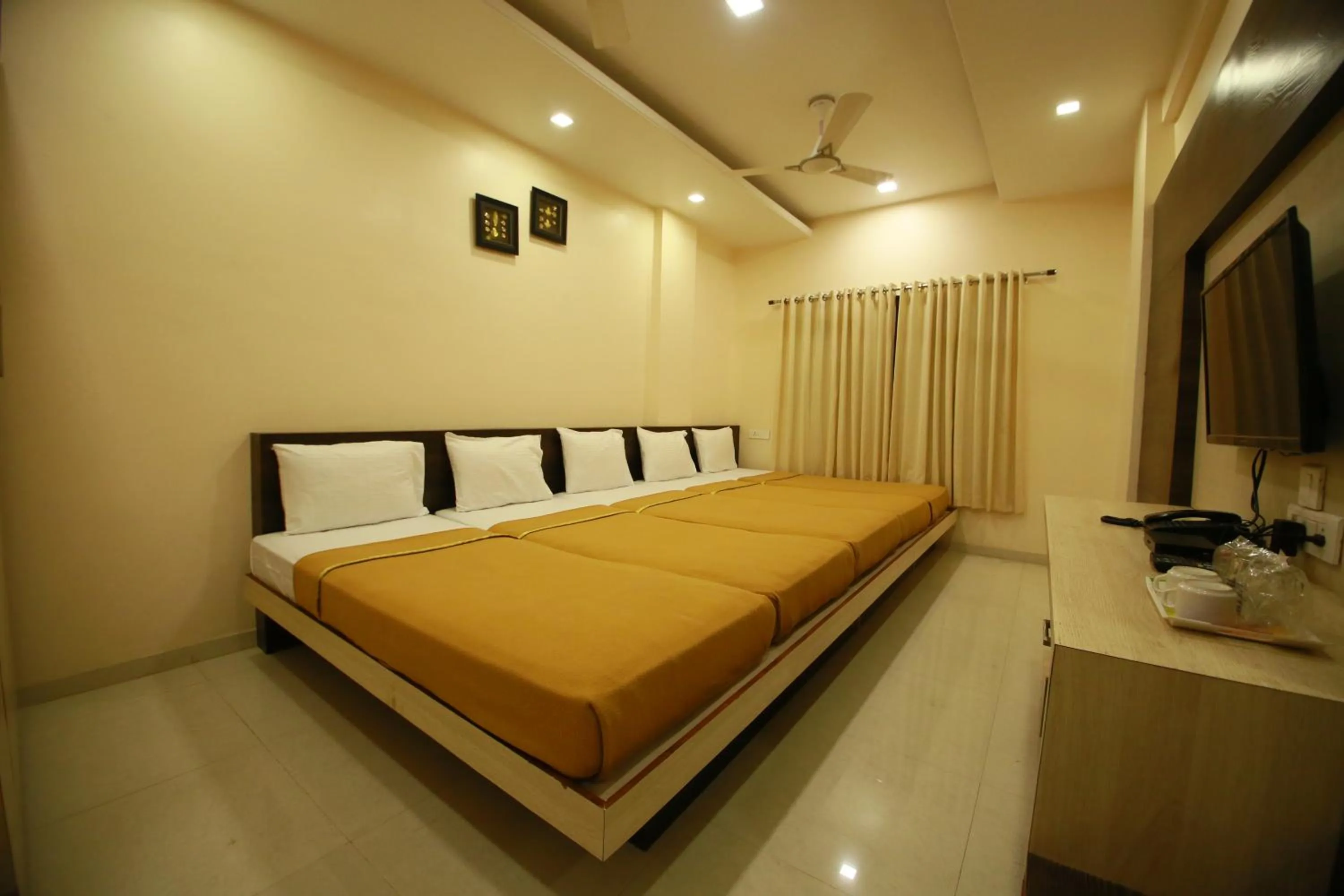 Bedroom, Bed in Hotel Madhuri Executive