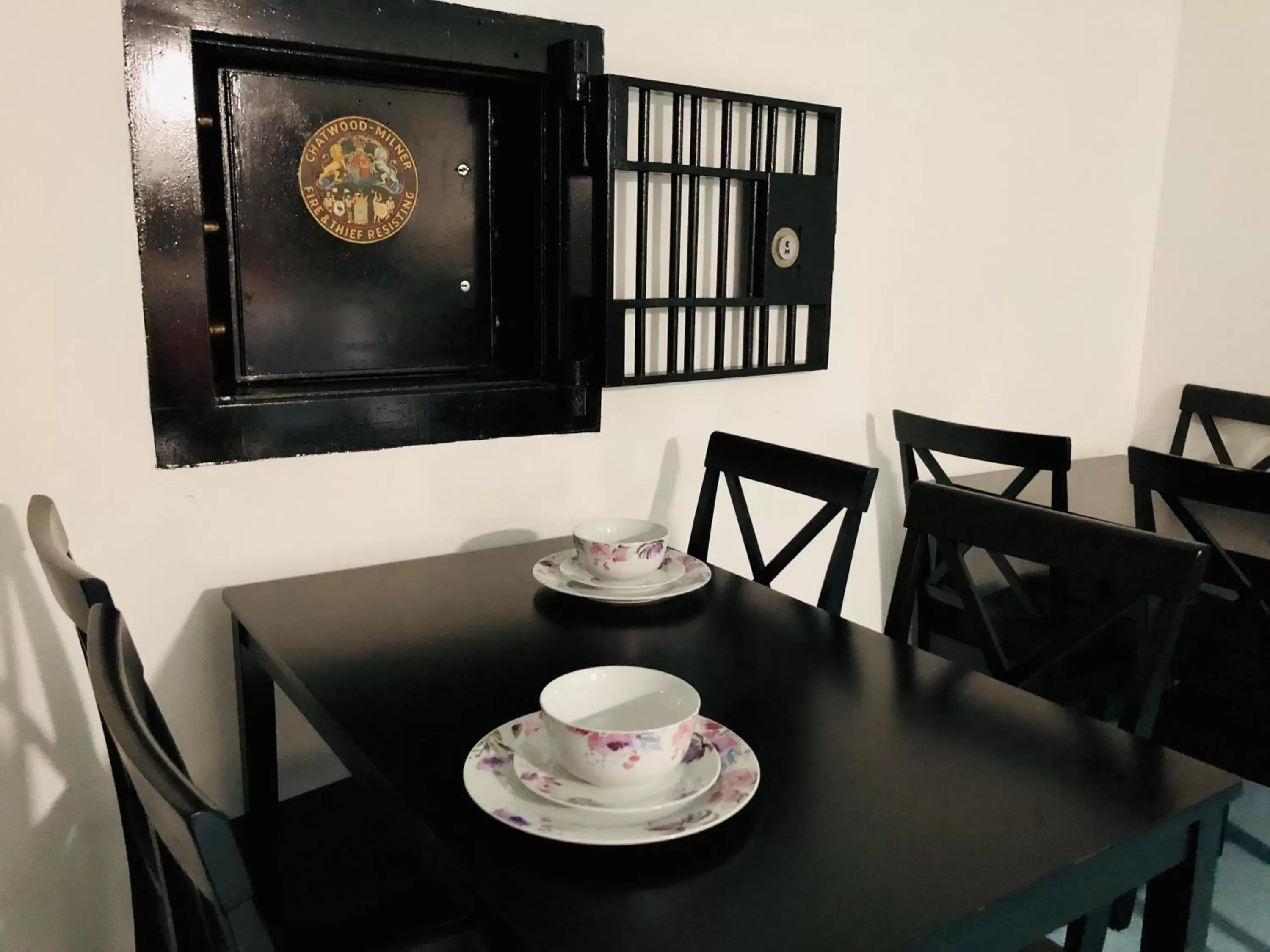 Coffee/tea facilities, Dining Area in Opal Bank