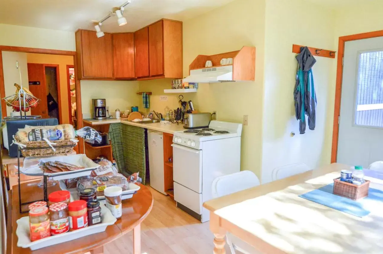 Dining area, Kitchen/Kitchenette in Sea Treasures Inn