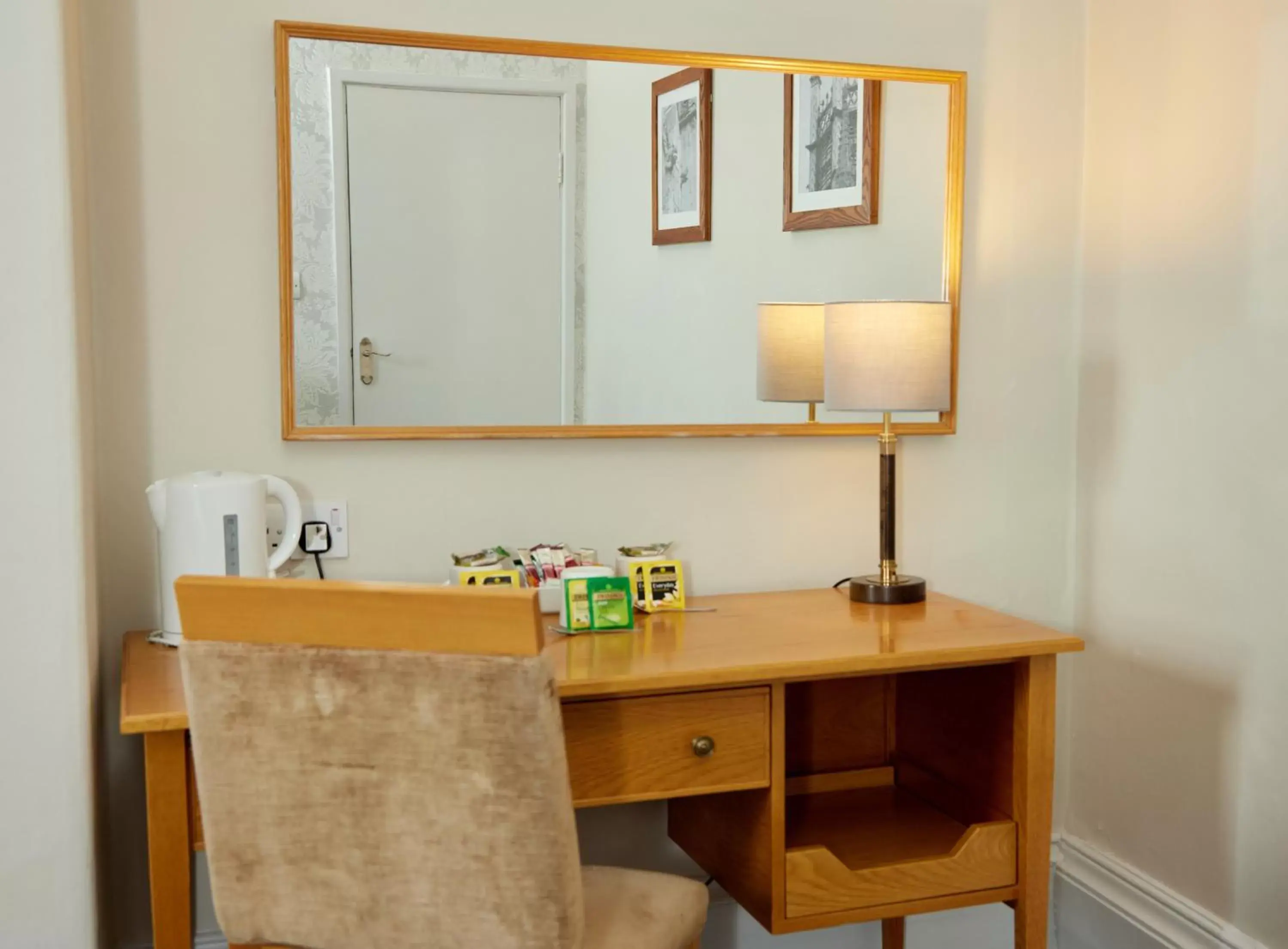 Coffee/tea facilities, Bathroom in Lamb Hotel by Greene King Inns