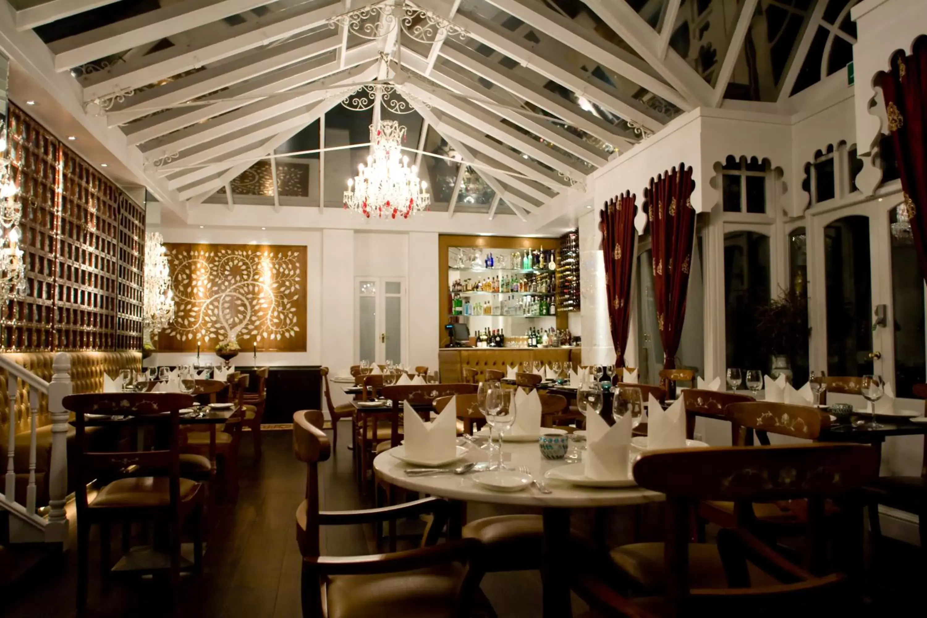 Restaurant/Places to Eat in Fines Bayliwick Hotel