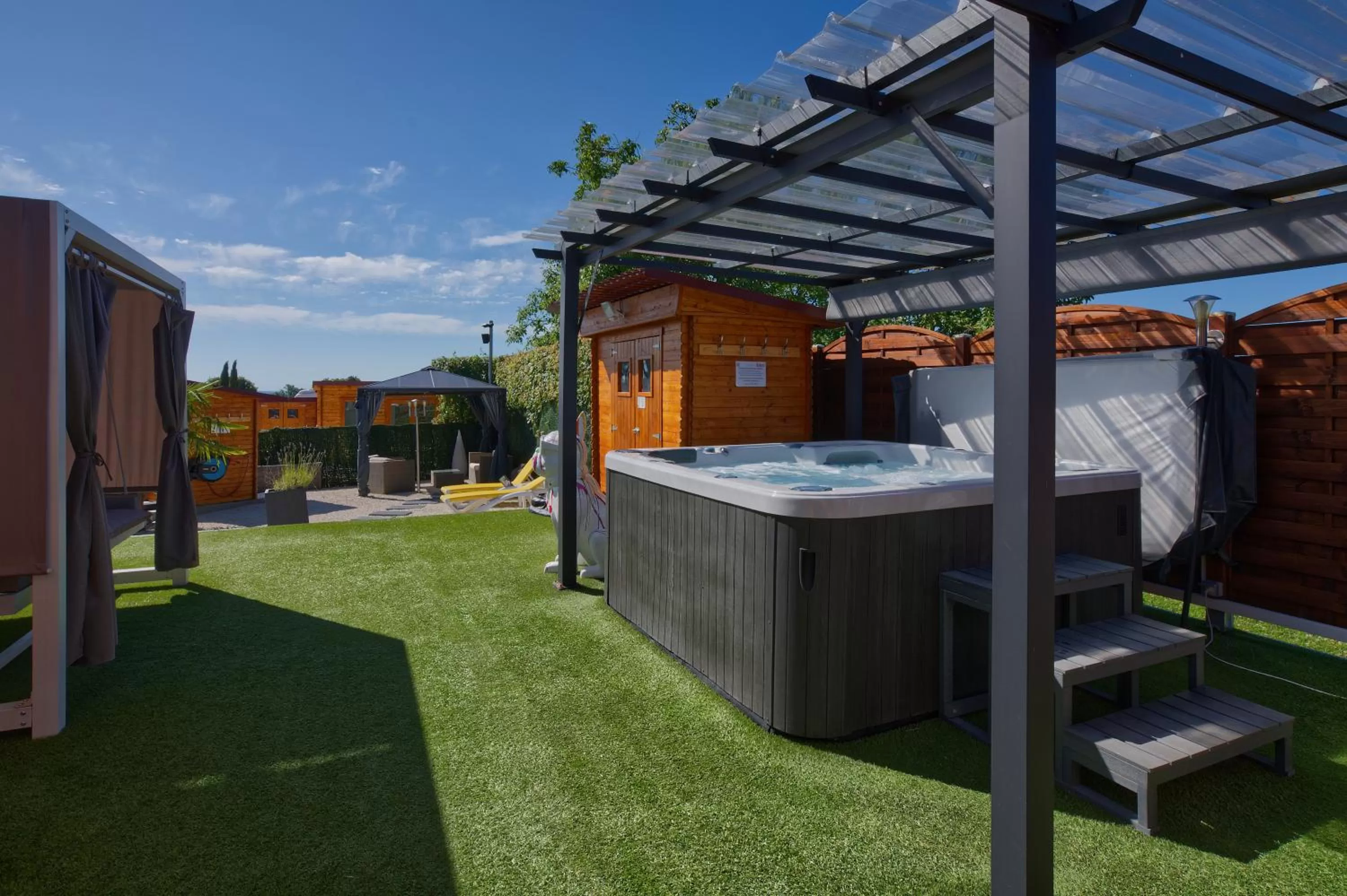 Hot Tub in Logis Hôtel Centrotel et Spa Bulles d'Allier