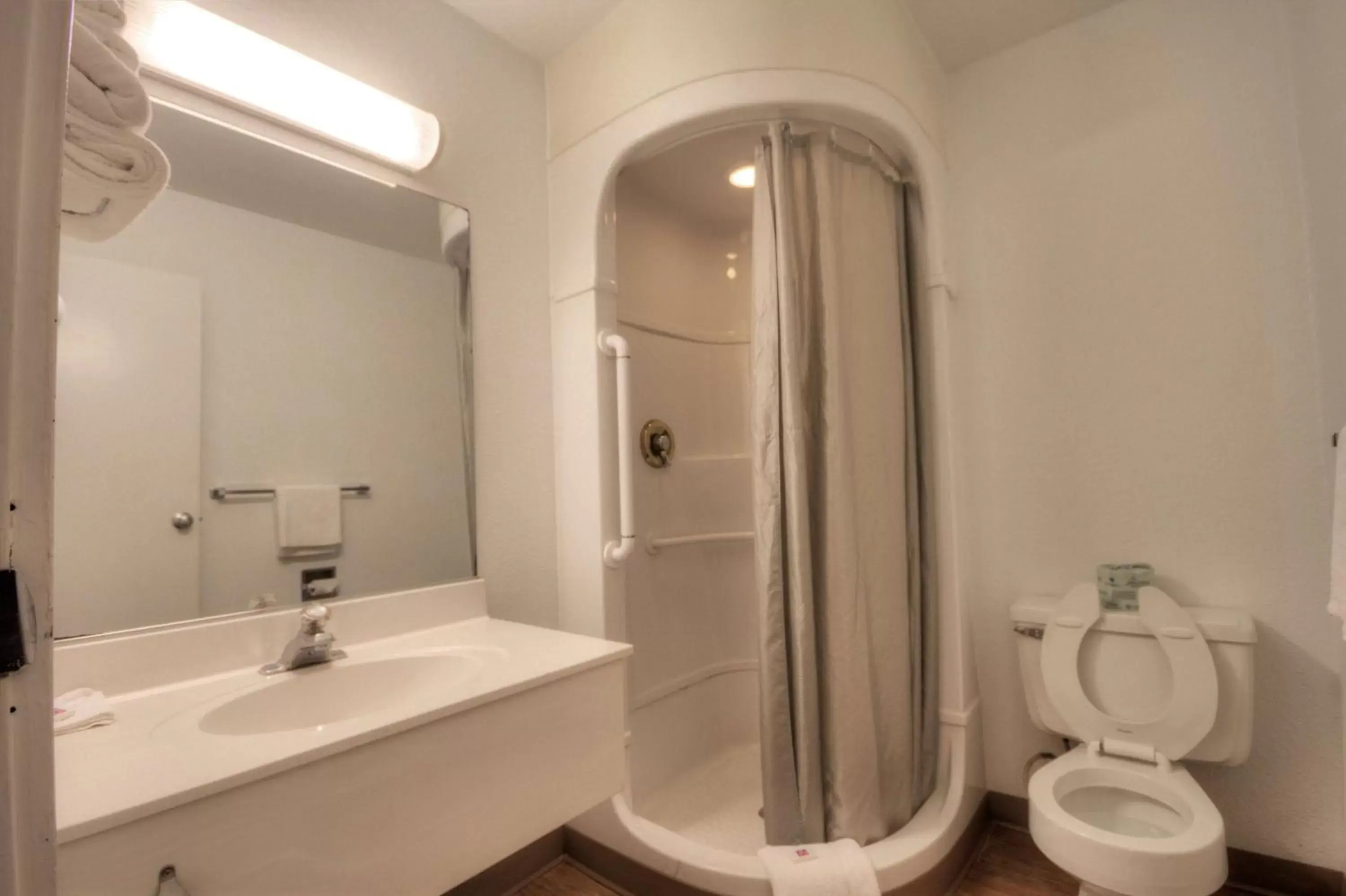 Quadruple Room - Non-Smoking in Motel 6-Alamogordo, NM Quadruple Room - Non-Smoking in Motel 6-Alamogordo, NM