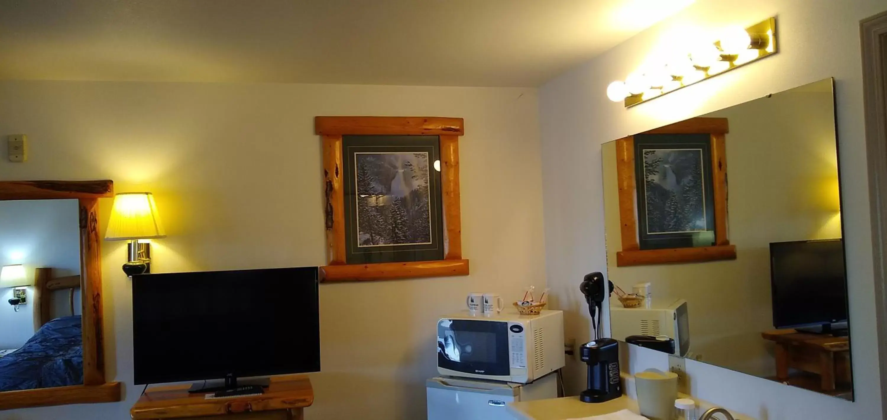Large Double Room in Ponderosa Motel Large Double Room in Ponderosa Motel