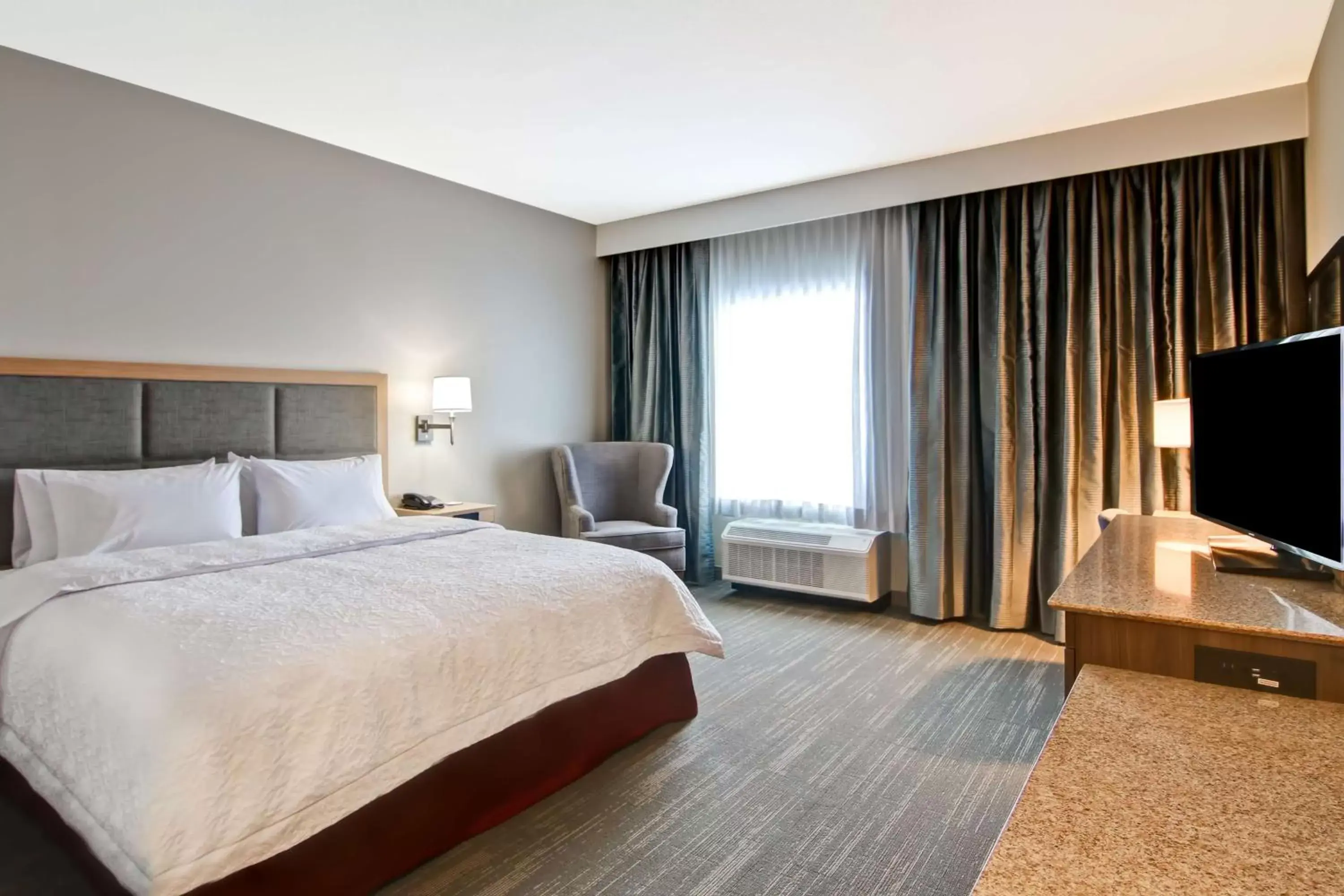 Bedroom, Bed in Hampton Inn & Suites by Hilton Grande Prairie